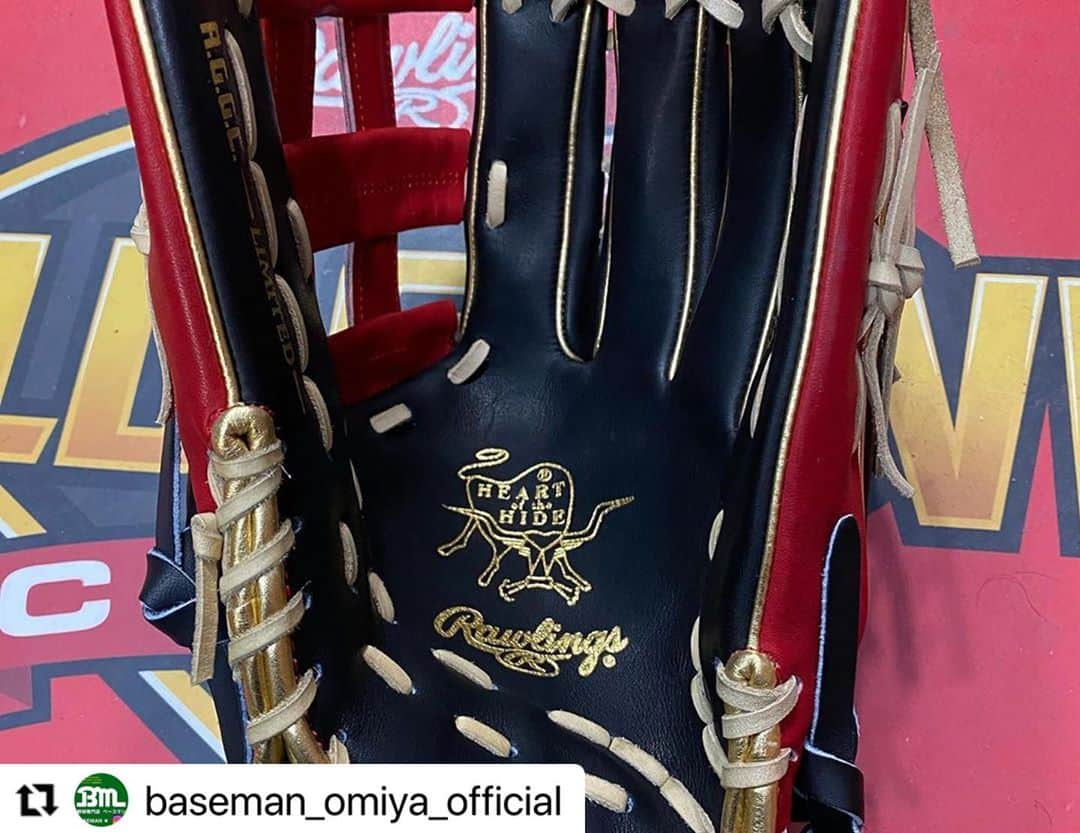 Rawlings Japanさんのインスタグラム写真 - (Rawlings JapanInstagram)「#Repost @baseman_omiya_official with @make_repost ・・・ ローリングスRGGC店超限定軟式用グラブが新入荷致しました‼️ 1年に1度だけの限定仕様‼️ ゴールドパッチを採用したローリングス、ゴールドカラーグラブ  内野手用 打球をしっかり掴む内野手用。 ポケットがウェブ下から人差し指下にあるため、操作性を重視しながらもしっかりと打球をキャッチできるモデル‼️  外野手用 大きく開く、深いポケット構造で球際に強い外野手用グラブ。 小指2本入れ構造で親指・小指部の力でしっかりはさむモデル‼️  通販も可能ですので気になる方はDMにてご連絡おねがいします🙇‍♂️  #ローリングス #RGGCショップ #超限定 #軟式用グラブ #内野手用 #外野手用 #限定パッチ #カッコいい #オシャレ #通販可能‼️ #気になる方DMへ #baseman #omiya  @rawlings_japan_llc」11月8日 10時00分 - rawlings_japan_llc