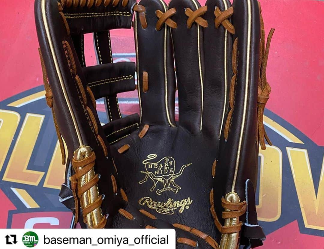 Rawlings Japanさんのインスタグラム写真 - (Rawlings JapanInstagram)「#Repost @baseman_omiya_official with @make_repost ・・・ ローリングスRGGC店超限定軟式用グラブが新入荷致しました‼️ 1年に1度だけの限定仕様‼️ ゴールドパッチを採用したローリングス、ゴールドカラーグラブ  内野手用 打球をしっかり掴む内野手用。 ポケットがウェブ下から人差し指下にあるため、操作性を重視しながらもしっかりと打球をキャッチできるモデル‼️  外野手用 大きく開く、深いポケット構造で球際に強い外野手用グラブ。 小指2本入れ構造で親指・小指部の力でしっかりはさむモデル‼️  通販も可能ですので気になる方はDMにてご連絡おねがいします🙇‍♂️  #ローリングス #RGGCショップ #超限定 #軟式用グラブ #内野手用 #外野手用 #限定パッチ #カッコいい #オシャレ #通販可能‼️ #気になる方DMへ #baseman #omiya  @rawlings_japan_llc」11月8日 10時00分 - rawlings_japan_llc