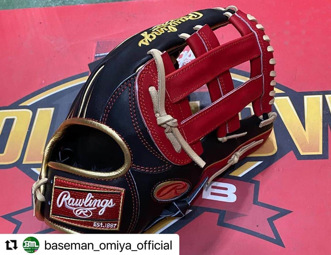 Rawlings Japanさんのインスタグラム写真 - (Rawlings JapanInstagram)「#Repost @baseman_omiya_official with @make_repost ・・・ ローリングスRGGC店超限定軟式用グラブが新入荷致しました‼️ 1年に1度だけの限定仕様‼️ ゴールドパッチを採用したローリングス、ゴールドカラーグラブ  内野手用 打球をしっかり掴む内野手用。 ポケットがウェブ下から人差し指下にあるため、操作性を重視しながらもしっかりと打球をキャッチできるモデル‼️  外野手用 大きく開く、深いポケット構造で球際に強い外野手用グラブ。 小指2本入れ構造で親指・小指部の力でしっかりはさむモデル‼️  通販も可能ですので気になる方はDMにてご連絡おねがいします🙇‍♂️  #ローリングス #RGGCショップ #超限定 #軟式用グラブ #内野手用 #外野手用 #限定パッチ #カッコいい #オシャレ #通販可能‼️ #気になる方DMへ #baseman #omiya  @rawlings_japan_llc」11月8日 10時00分 - rawlings_japan_llc