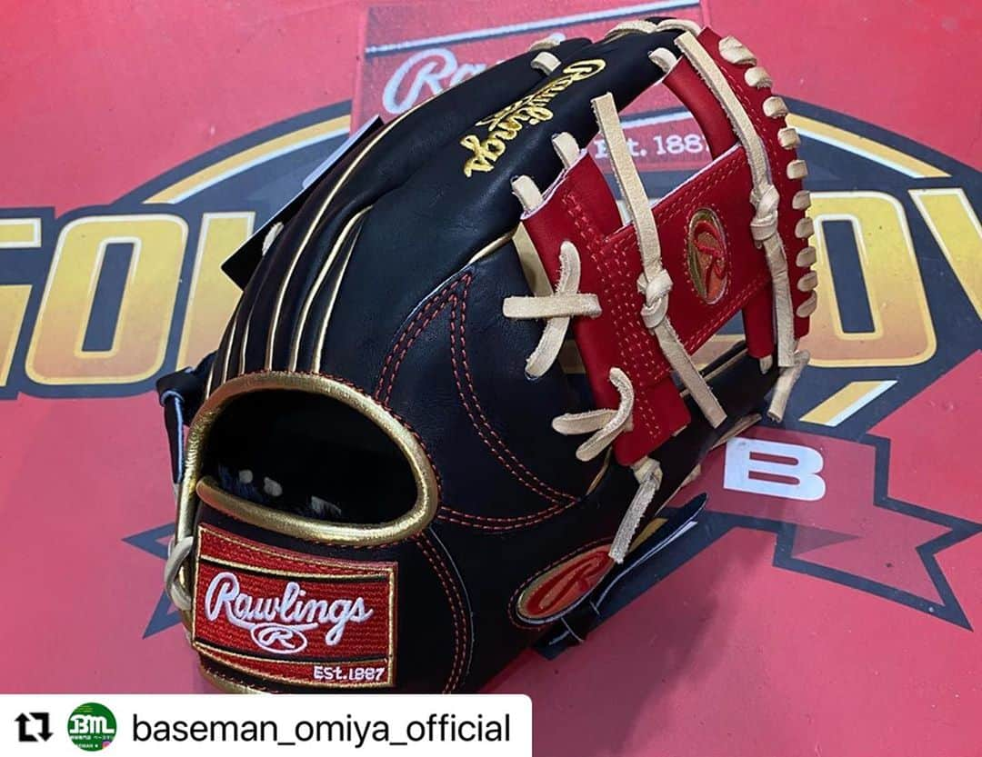 Rawlings Japanさんのインスタグラム写真 - (Rawlings JapanInstagram)「#Repost @baseman_omiya_official with @make_repost ・・・ ローリングスRGGC店超限定軟式用グラブが新入荷致しました‼️ 1年に1度だけの限定仕様‼️ ゴールドパッチを採用したローリングス、ゴールドカラーグラブ  内野手用 打球をしっかり掴む内野手用。 ポケットがウェブ下から人差し指下にあるため、操作性を重視しながらもしっかりと打球をキャッチできるモデル‼️  外野手用 大きく開く、深いポケット構造で球際に強い外野手用グラブ。 小指2本入れ構造で親指・小指部の力でしっかりはさむモデル‼️  通販も可能ですので気になる方はDMにてご連絡おねがいします🙇‍♂️  #ローリングス #RGGCショップ #超限定 #軟式用グラブ #内野手用 #外野手用 #限定パッチ #カッコいい #オシャレ #通販可能‼️ #気になる方DMへ #baseman #omiya  @rawlings_japan_llc」11月8日 10時00分 - rawlings_japan_llc