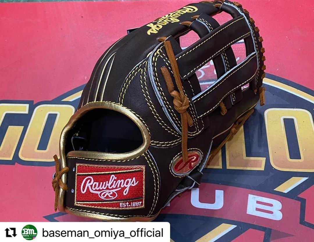 Rawlings Japanさんのインスタグラム写真 - (Rawlings JapanInstagram)「#Repost @baseman_omiya_official with @make_repost ・・・ ローリングスRGGC店超限定軟式用グラブが新入荷致しました‼️ 1年に1度だけの限定仕様‼️ ゴールドパッチを採用したローリングス、ゴールドカラーグラブ  内野手用 打球をしっかり掴む内野手用。 ポケットがウェブ下から人差し指下にあるため、操作性を重視しながらもしっかりと打球をキャッチできるモデル‼️  外野手用 大きく開く、深いポケット構造で球際に強い外野手用グラブ。 小指2本入れ構造で親指・小指部の力でしっかりはさむモデル‼️  通販も可能ですので気になる方はDMにてご連絡おねがいします🙇‍♂️  #ローリングス #RGGCショップ #超限定 #軟式用グラブ #内野手用 #外野手用 #限定パッチ #カッコいい #オシャレ #通販可能‼️ #気になる方DMへ #baseman #omiya  @rawlings_japan_llc」11月8日 10時00分 - rawlings_japan_llc