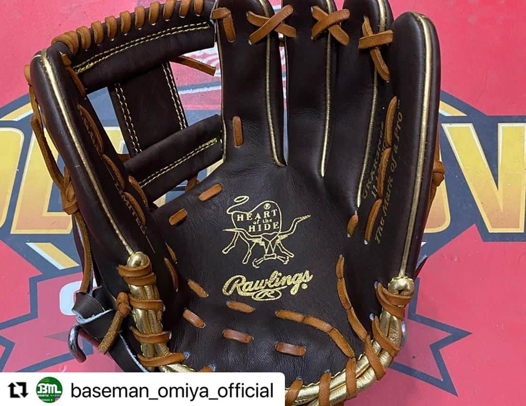 Rawlings Japanさんのインスタグラム写真 - (Rawlings JapanInstagram)「#Repost @baseman_omiya_official with @make_repost ・・・ ローリングスRGGC店超限定軟式用グラブが新入荷致しました‼️ 1年に1度だけの限定仕様‼️ ゴールドパッチを採用したローリングス、ゴールドカラーグラブ  内野手用 打球をしっかり掴む内野手用。 ポケットがウェブ下から人差し指下にあるため、操作性を重視しながらもしっかりと打球をキャッチできるモデル‼️  外野手用 大きく開く、深いポケット構造で球際に強い外野手用グラブ。 小指2本入れ構造で親指・小指部の力でしっかりはさむモデル‼️  通販も可能ですので気になる方はDMにてご連絡おねがいします🙇‍♂️  #ローリングス #RGGCショップ #超限定 #軟式用グラブ #内野手用 #外野手用 #限定パッチ #カッコいい #オシャレ #通販可能‼️ #気になる方DMへ #baseman #omiya  @rawlings_japan_llc」11月8日 10時00分 - rawlings_japan_llc