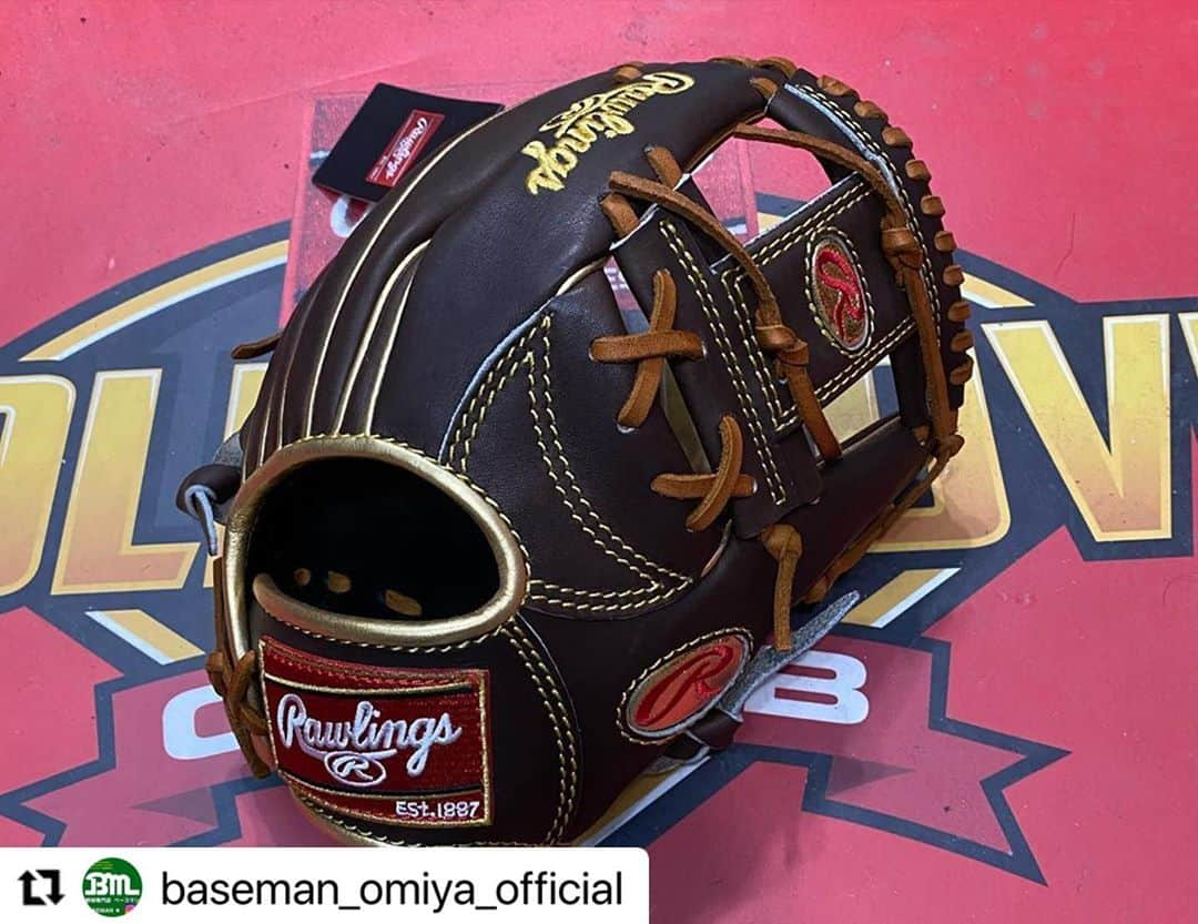 Rawlings Japanさんのインスタグラム写真 - (Rawlings JapanInstagram)「#Repost @baseman_omiya_official with @make_repost ・・・ ローリングスRGGC店超限定軟式用グラブが新入荷致しました‼️ 1年に1度だけの限定仕様‼️ ゴールドパッチを採用したローリングス、ゴールドカラーグラブ  内野手用 打球をしっかり掴む内野手用。 ポケットがウェブ下から人差し指下にあるため、操作性を重視しながらもしっかりと打球をキャッチできるモデル‼️  外野手用 大きく開く、深いポケット構造で球際に強い外野手用グラブ。 小指2本入れ構造で親指・小指部の力でしっかりはさむモデル‼️  通販も可能ですので気になる方はDMにてご連絡おねがいします🙇‍♂️  #ローリングス #RGGCショップ #超限定 #軟式用グラブ #内野手用 #外野手用 #限定パッチ #カッコいい #オシャレ #通販可能‼️ #気になる方DMへ #baseman #omiya  @rawlings_japan_llc」11月8日 10時00分 - rawlings_japan_llc