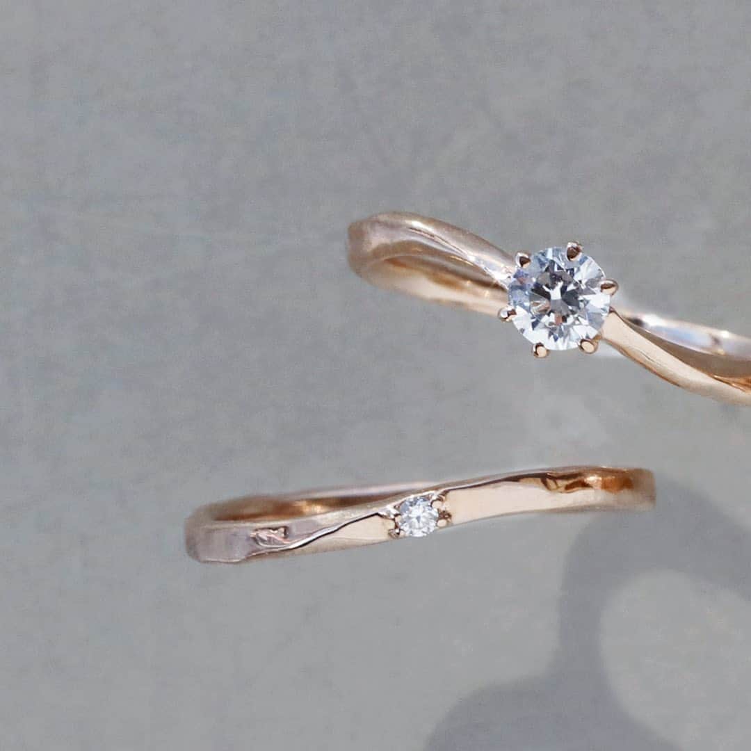 SIENAさんのインスタグラム写真 - (SIENAInstagram)「. 店頭で人気のエンゲージリング&マリッジリングより、”結晶 Sライン”と”そよ風”のコーディネート。 美しい曲線を重ね、手元を女性らしく魅せてくれます。  結晶 Sライン ロゼチナ/ダイヤモンド ¥223,000  そよ風 ロゼチナ/ダイヤモンド ladies9号￥88,000/ mens15号￥105,600  #シエナロゼ #sienarose #マリッジリング #エンゲージリング #ロゼチナ #結婚指輪 #結婚指輪探し #婚約指輪 #カップル #結婚 #プレ花嫁 #シンプル #シンプルライフ #シンプルコーデ」11月8日 10時01分 - sienarose_official