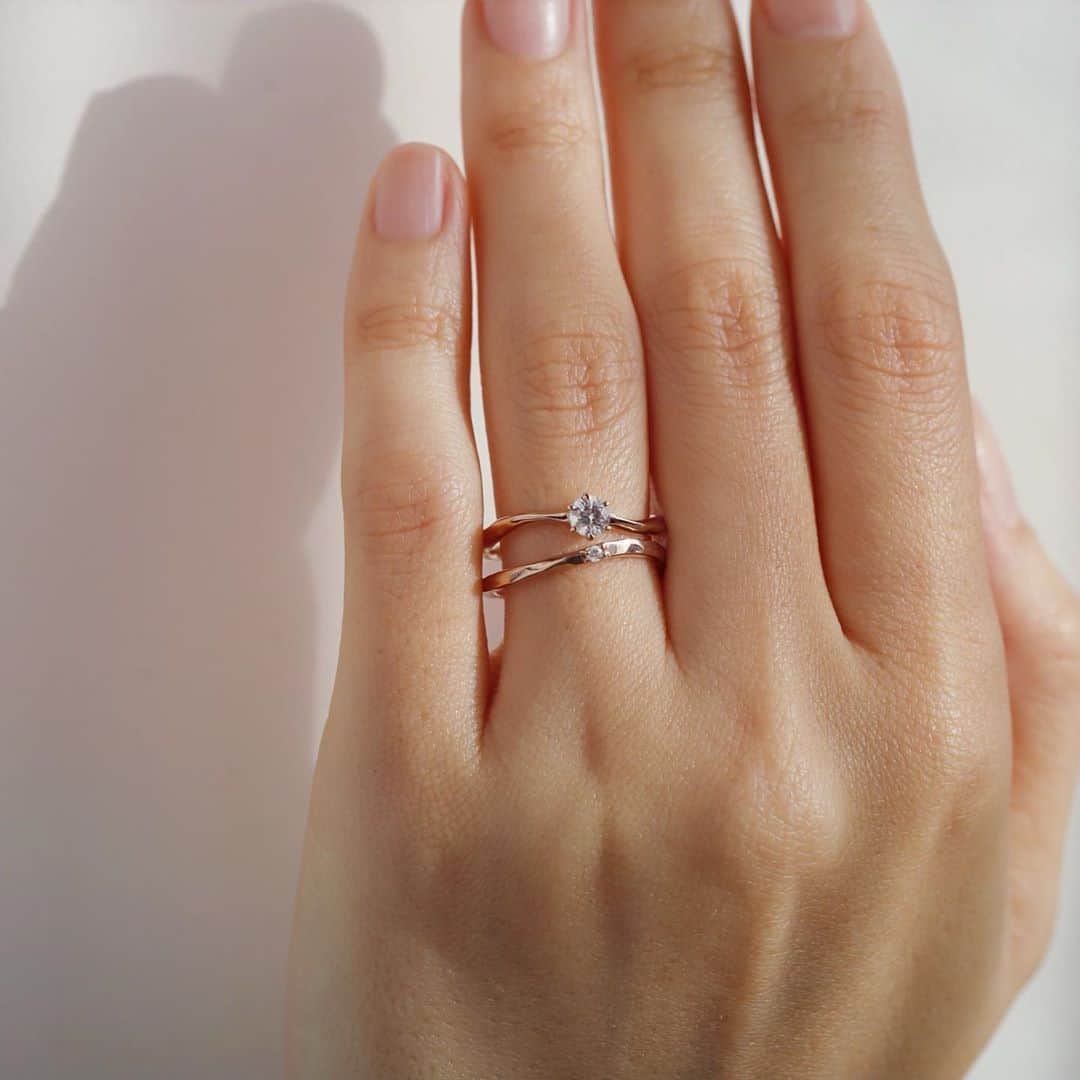 SIENAさんのインスタグラム写真 - (SIENAInstagram)「. 店頭で人気のエンゲージリング&マリッジリングより、”結晶 Sライン”と”そよ風”のコーディネート。 美しい曲線を重ね、手元を女性らしく魅せてくれます。  結晶 Sライン ロゼチナ/ダイヤモンド ¥223,000  そよ風 ロゼチナ/ダイヤモンド ladies9号￥88,000/ mens15号￥105,600  #シエナロゼ #sienarose #マリッジリング #エンゲージリング #ロゼチナ #結婚指輪 #結婚指輪探し #婚約指輪 #カップル #結婚 #プレ花嫁 #シンプル #シンプルライフ #シンプルコーデ」11月8日 10時01分 - sienarose_official