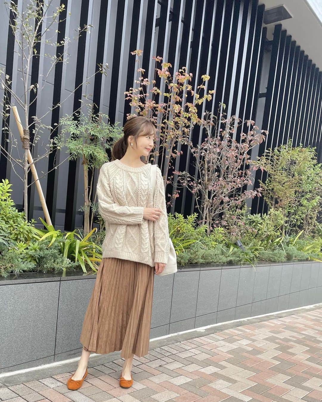 西村笑花さんのインスタグラム写真 - (西村笑花Instagram)「🧶 ・ ・ 何個か前の投稿で このニットの質問をいくつかいただいていたので upします☺️🧡 ・ ZOZOTOWNで購入した @birthdayroom_official のニットなんです✨ 少しオーバーサイズでゆるっと着られて 可愛いです〜☺️♡ 着回し抜群のニットが欲しくて これにしました🍁 秋はゆるっとなニットが可愛いよね🤎🧡 ・ #knit ‥ @birthdayroom_official  #skirt ‥ @fifth_store  #shoes ‥ @sappun_japan #bag ‥ @soglia_official  #autumn #autumnfashion #coodinate #fashionstyle #fashion #birthdayroom #fifth #sappun_japan #soglia #fashiongram」11月8日 10時01分 - emika_nishimura