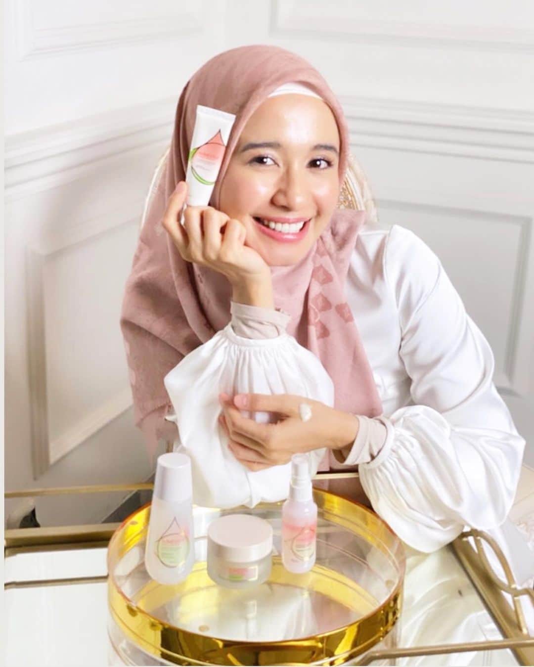 のインスタグラム：「Bismillah, ✨  Menurutku, kulit yang cantik cerah bercahaya itu hasil dari usaha yang sempurna. Makanya, selalu pakai Nameera Perfecting Serum biar rangkaian perawatan kulitku sempurna!  Yang aku suka dari Nameera Perfecting Serum ini karena kandungan vitamin B3 yang 3 kali lebih banyak dan ekstrak lotusnya yang 50 kali lebih banyak, jadi kulit lebih glowing dan lebih halus setelah 3 jam pemakaian! Serum ini juga ampuh banget buat menyamarkan kerutan, noda gelap bekas jerawat, dan ratain warna kulit! Pokoknya skin booster banget deh!  Kalian udah ada yang cobain skincare dari Nameera juga ga nih? #CantiknyaFitrah #nameerareview」
