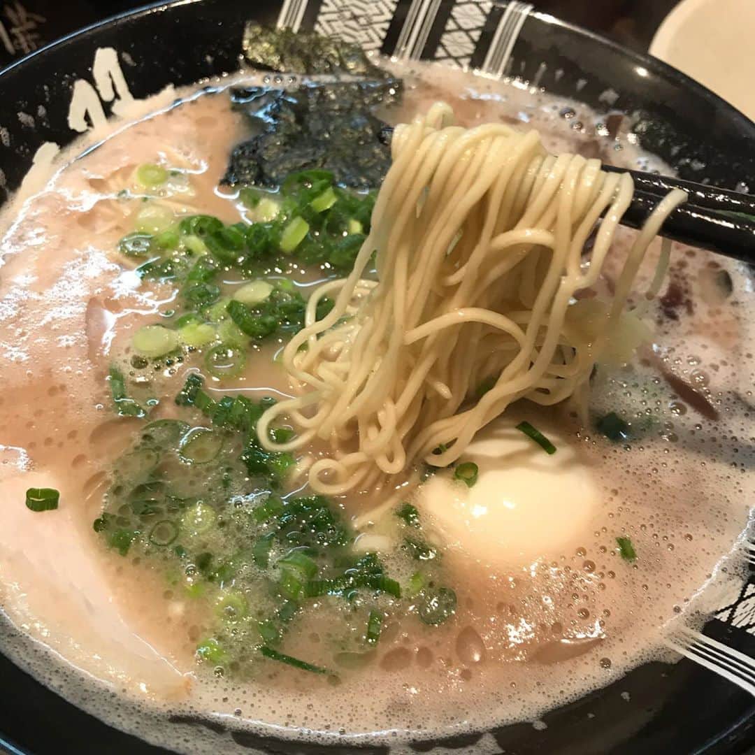 のインスタグラム：「やっと行けた！ 並んだかいがありました🤣 中洲にある #一双 #ラーメン #めっちゃ美味しかった #中洲  #中洲グルメ」