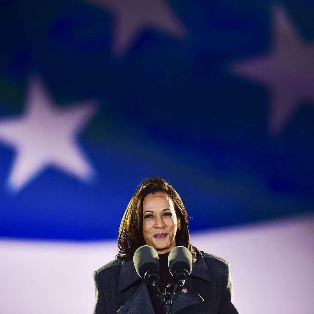Ai Shimatsuさんのインスタグラム写真 - (Ai ShimatsuInstagram)「The first WOMAN, first Black person, and first South Asian American to serve as vice president of the United States. My heart is 💙 with hope because of her.   #kamalaharris #thefemalelead #history」11月8日 10時11分 - aishimatsu