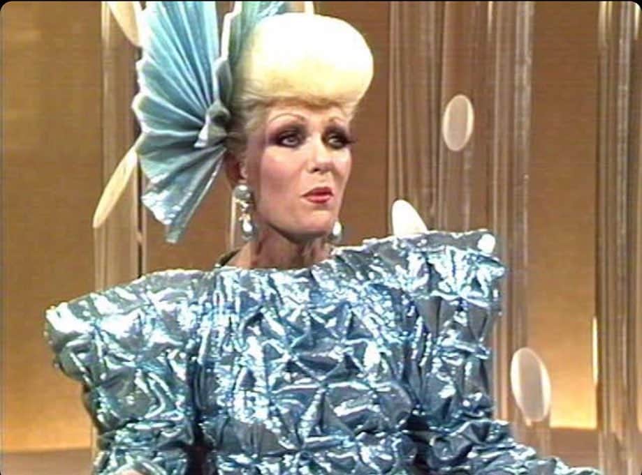 のインスタグラム：「The universe gives with one hand, and takes with the other... RIP #JeannieLittle Daaaaarling!  .  Legendary Australian entertainer Jeanne Little dies November 7, 2020  @smh Retired Australian entertainer Jeanne Mitchell, better known as Jeanne or Jeannie Little, has died at the age of 82.  Her daughter, Katie, confirmed her mother had died in a Facebook post on Saturday night. .  "This is a huge shock - but I’m so grateful," she said. "Love you all my friends."  Little entertained millions of Australians as a TV personality between 1974 and 2009 - the year she was diagnosed with Alzheimer's Disease.  She made her name on The Mike Walsh Show and in 1976 won a Gold Logie for most popular television personality. . She became known for her bubbly personality, wild fashion sense and her "hello darling!" catchphrase.  Her daughter started the Jeanne Little Alzheimer's Research Fund to raise money for the research institute NeuRA, which aims to cure diseases of the brain. .  "Mum always poured so much energy into supporting many, many charities for which she was awarded an Order of Australia," she said at the time.  "She had huge compassion for people and was always trying to lift people’s spirits and inspire them to make a difference. .  "I know she'd love this research fund and would be thrilled to know she's still helping people even when she can’t get out there and do it herself.  "Can you imagine what she would be saying? It would be like ‘Daaarlings! You’ve just got to help! You’ve just got to!'"」