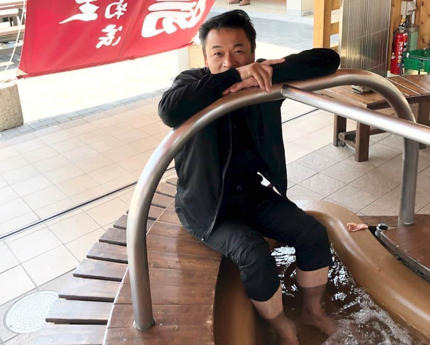 のインスタグラム：「おはよう(^^) 皆さんがエコバッグを使ってくれていて、いつも皆さんのお供、お役に立てて嬉しいです！ ・ 今日は過去の写真で間違い探し〜🔎 1枚目と2枚目の写真に間違いが3箇所あります！ わかりますか？ 答えは明日〜 ・ このところ、少し暖かい日が続いたけど、明日明後日頃から朝晩グッと冷えるようです。 今年は新型コロナの影響もあり、風邪をひくとなかなか大変そう。 熱が出たりすると例年の様にすんなり受診ができないかもしれないので、まずは風邪の予防にも心がけましょう！ 冬は足元が冷えますよね〜特に女性の方は冬の冷えが辛いという方が多いようですね。 そんな時は足湯♨️👣♨️いいよね〜 しかしコロナで公共の場では無理… お時間のある時にご自宅のお風呂で足湯で足を温めると血行促進！健康にも良さそうです。 そして夜はちゃんとお風呂の湯船でしっかり身体を温めましょう！ 風邪にインフルエンザに新型コロナ、負けず元気で過ごしましょう😊 ・ ・ #過去の写真 #足湯 #♨️ #間違い探し #北川大介 #YouTube #だいちゃんねる #えくぼ #八重歯 #リーゼント #イエーイ #顔晴ろう #一生青春 #早くコロナが収束しますように」