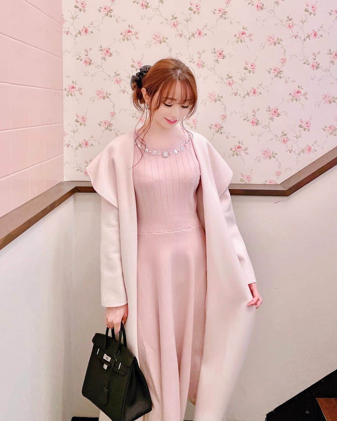 のインスタグラム：「お誕生日女子会ランチの時に着ていたビジューつきのワンピースは、さとみんがデザイナーをしている @michellmacaron_official のものです☺️💗  マカロンは背がちっちゃい子向けの ミニ丈が多いんだけど このワンピースは膝まであって私好みでした😍✨  女子会とかで写真を撮るときは 顔まわりが華やかなのが好きなのですが このワンピースはビジューとパールつきで アクセいらずでとっても華やかになります❣️  髪型も好評で嬉しいです🥰 全体を巻いて、サイドで一つ結びしてから くるっと巻きつけて大きなクリップで がしっとまとめました😆💕💕  #michellmacaron #celford #hermes #ミシェルマカロン #セルフォード #エルメス #バーキン #女子会 #ランチ #お誕生日会 #表参道 #表参道カフェ」