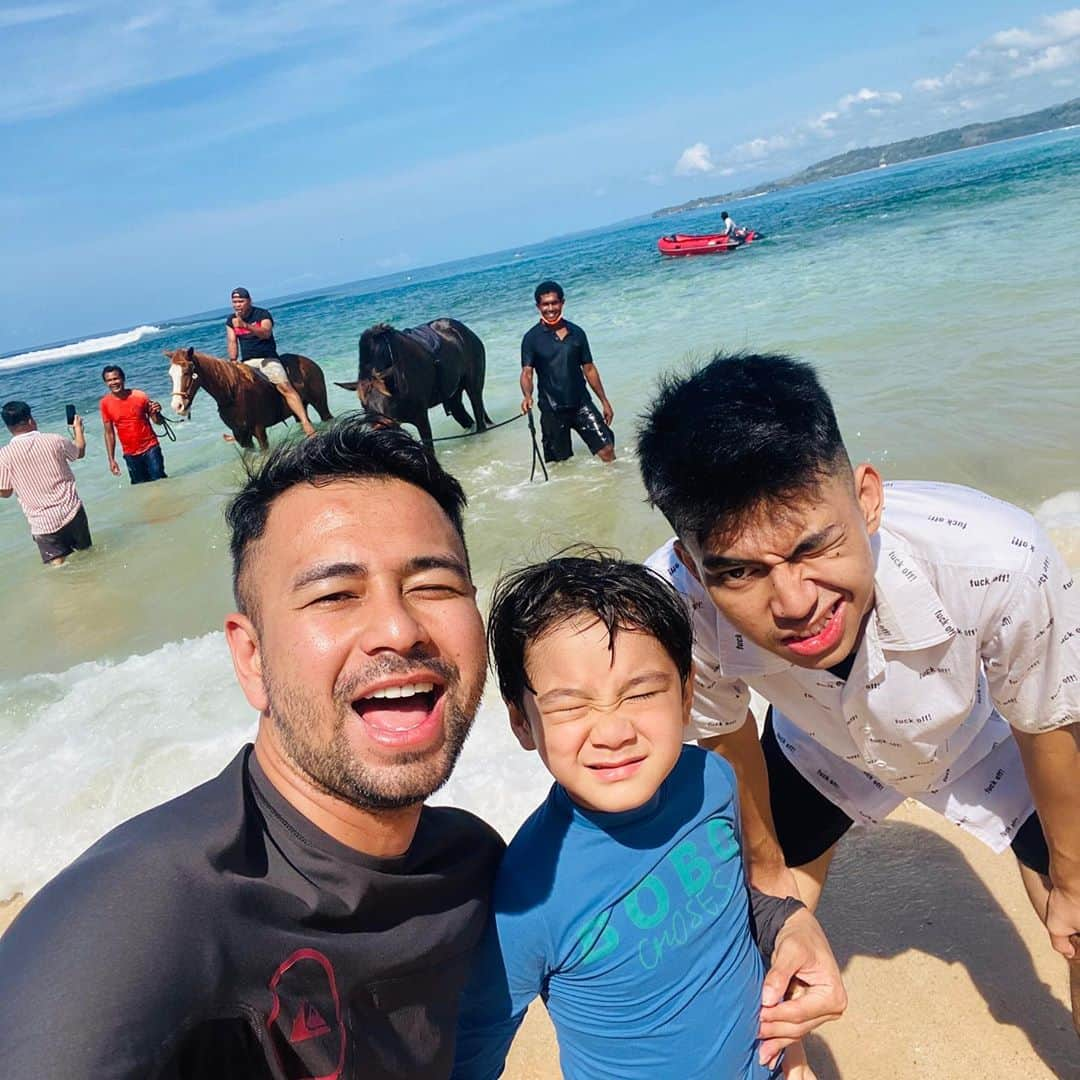 Raffi Ahmadさんのインスタグラム写真 - (Raffi AhmadInstagram)「Good Morning ..... Pagi Hari yang indah ❤️🇮🇩☀️ Snorkling dan Berkuda ditepi pantai 😍 Raffi Ahmad , Rafathar Ahmad dan Dimas Ahmad !! Hahahahahaa ... Mama gigi jogging Olahraga 😇 @nihisumba ❤️  #nihigram #ontheedgeofwildness #nihi2020」11月8日 10時24分 - raffinagita1717