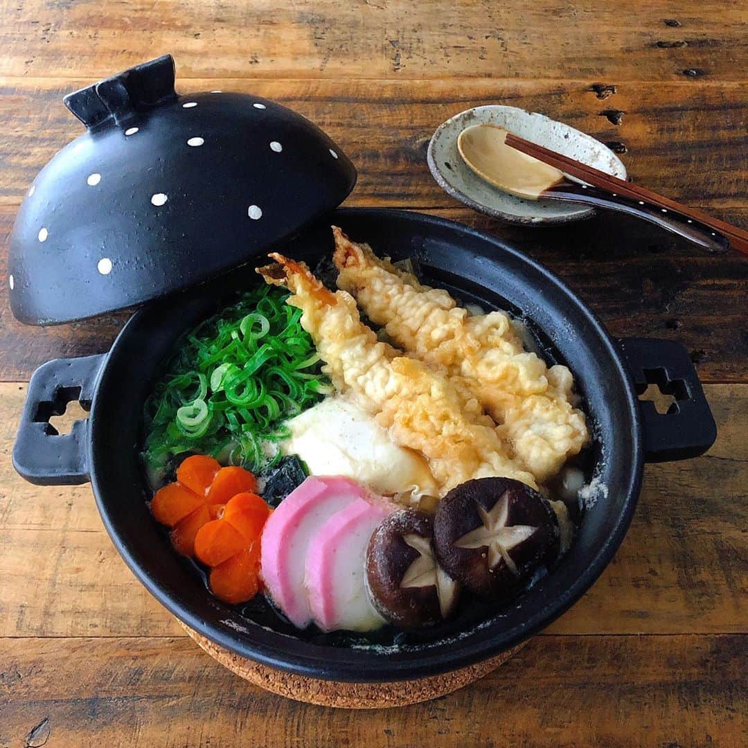 chaako ちゃあこのインスタグラム：「2020.11.8 * * 昨日の晩御飯は鍋焼きうどんでした٩(๑❛ᴗ❛๑)۶ * 鍋焼きうどんが美味しい季節になりましたね♡ 最後まで熱々で食べられる鍋焼きうどん。 #宇田令奈 さんのこのミニ土鍋が丁度良いーԅ(¯﹃¯ԅ) * 海老天だけは外せません♡ * * * 今日は11月8日。 華奈ちゃんがお空に行って1年です。 あれからもう1年。早いな。 本当に早い。 * yumetourakuさんに、華奈ちゃんのお水入れとご飯入れを作ってもらいました(๑′ᴗ‵๑) ※最後の写真 @yumetouraku * 水色に雲の模様のデザインに、名前入りで。 名前はアルファベットと悩んだけど、平仮名にして良かったー♡凄く華奈ちゃんぽい♡ * 今日は朝から、華奈ちゃんがいつも食べてた、キャベツと人参とささみを煮たやつを作りました。 * 食べてくれてるかな？ * 最近全く夢に出てきてくれなかったのに、昨夜久しぶりに出てきてくれました♡ * 今日も出て来てくれるかな？ 毎晩出てきてくれて良いんだよー( ́•ૢ⌔•ૢ ̀) なかなか出て来てくれない所も、華奈ちゃんらしいけど(笑) * * *」