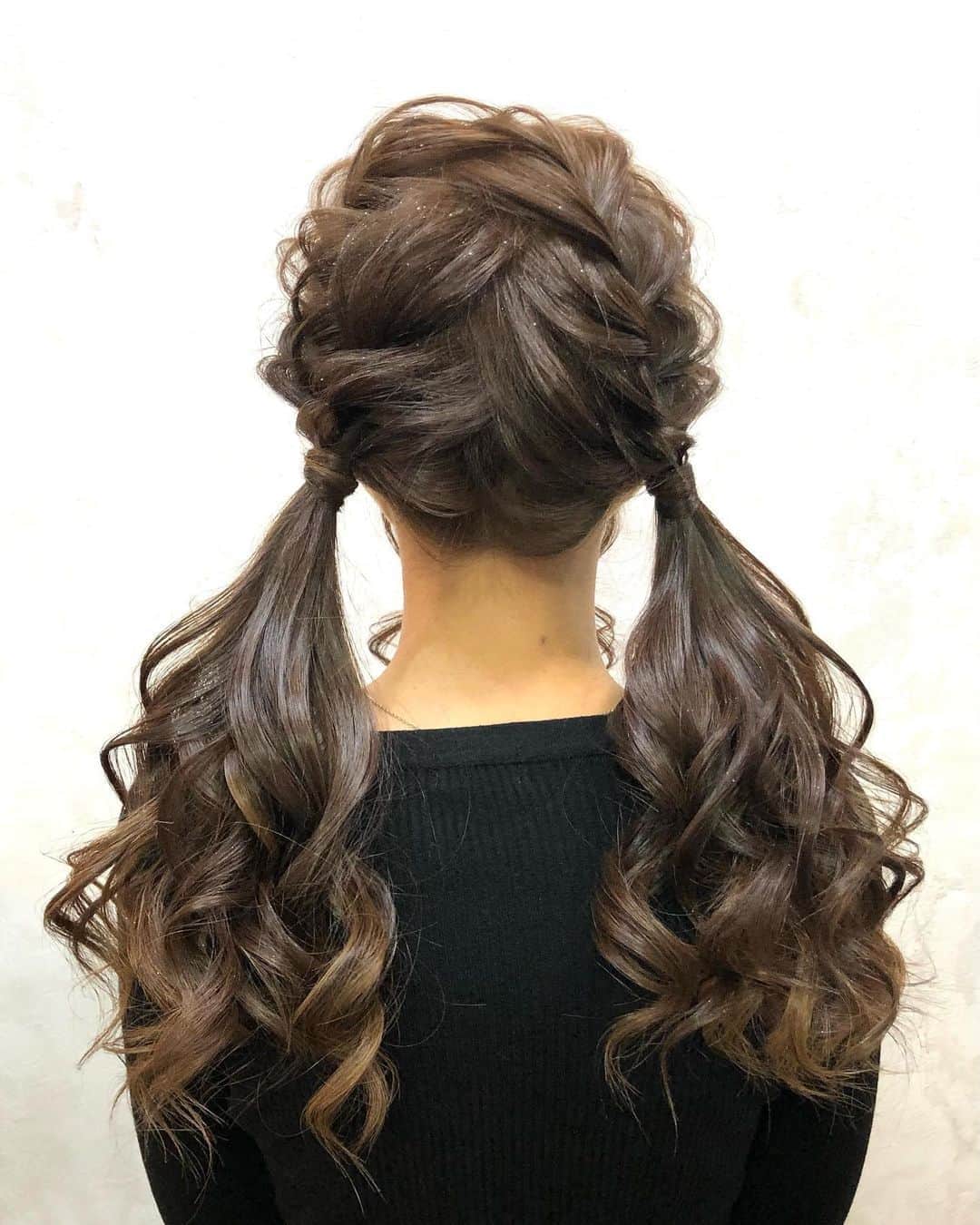 salon PRATiNO(サロンプラチノ)のインスタグラム：「💖ナチュラルベージュカラー💖  ブリーチをせずに 明るいカラー剤でベージュカラーに🐻🎀  仕上げのヘアセットは同フロアのクラビスハピネスにて⭐️ ヘアセット前や、施術前にカラーも出来ます🌹🌹  トータルでのヘアスタイルチェンジは ぜひCLAVISにお任せ下さい🌟  . . 【CLAVIS PRATINO】 ◇月曜日～土曜日 10:00～20:00 ◇日曜日 10:00～18:00  ※定休日なし ※時間外はお問い合わせください。 愛知県名古屋市中区錦3-4-19石垣ビル７Ｆ ☎︎052-962-7017  【PRATINO SNS・お店情報】  Instagram  メインアカウント→ clavis_pratino スタッフアカウント→ pratino_staff YouTube → https://www.youtube.com/channel/UC29An_f8mXliizce-Y6AUsA  LINE@→ ＠clavis-pratino HP→ http://clavis-pratino.com CLAVIS公式アプリ→ アプリ検索「CLAVIS 公式アプリ」  . #hairstyle #hair #cornrow #braids #clavispratino #spiralperm #pratino #hairsalon #nagoya #haircolor #love #派手髪 #外国人風カラー #バレイヤージュ #グラデーション #コーンロウ #ブレイズ #スパイラルパーマ#ピラミンゴカラー  #特殊ヘア #ブラックヘア #美容室 #ヘアサロン #ヘアスタイル #ヘアカラー #クラビスプラチノ #名古屋 #栄 #錦」