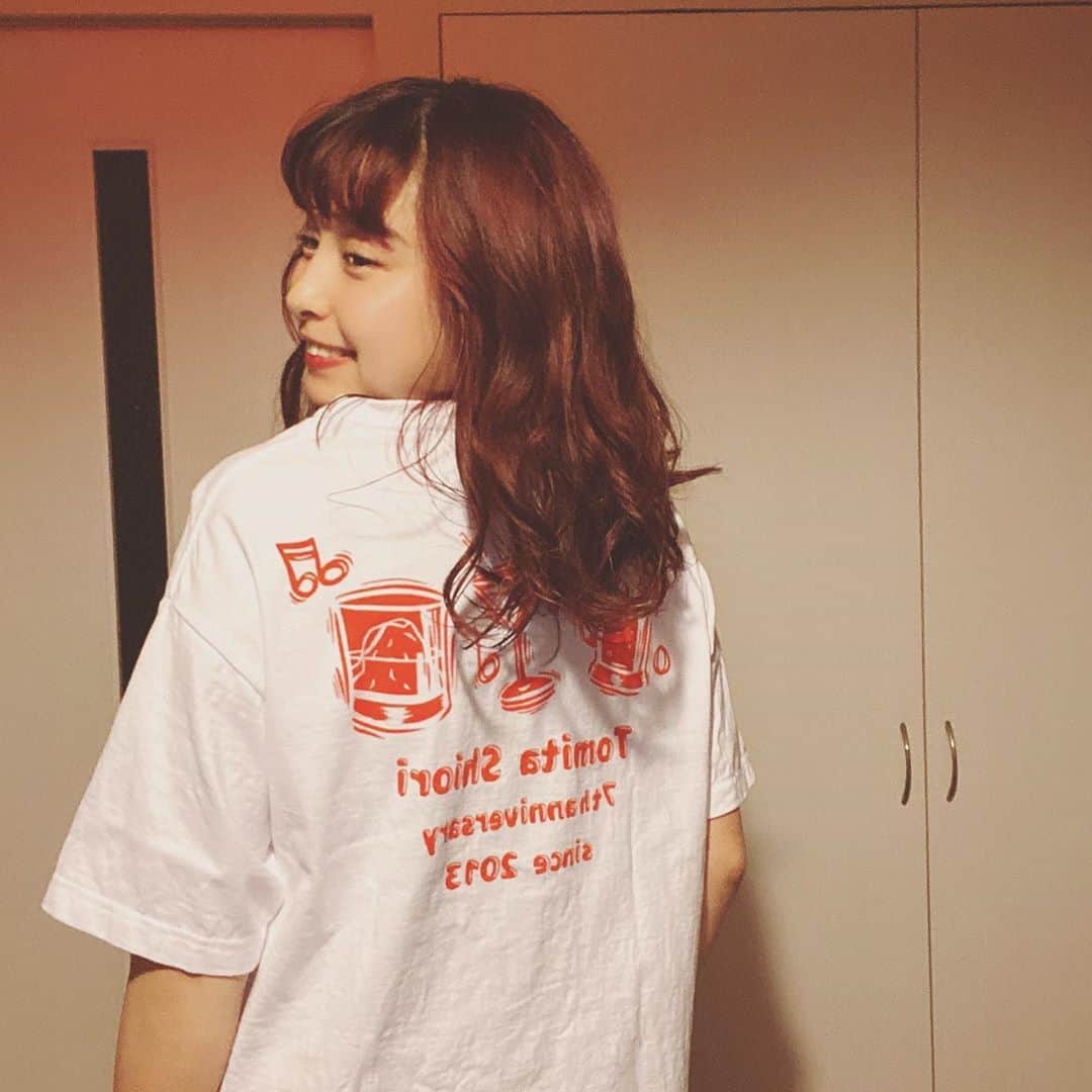 トミタ栞さんのインスタグラム写真 - (トミタ栞Instagram)「自撮りで反転してまっとるけど。。  新しいグッズのTシャツです！ 今回思い切って、バックプリントに デーーン！ってしてみたー⚰️ 我ながら今回のデザインも 私が着たいものを 私が使いたいものを 描けて、大満足です。  今回のTシャツのボディーも、 完売したエンドレスゲームTシャツと同様、 横に広めの理想の形ですっ♡ ちなみにこれはSサイズやけど、丈は長すぎずでもゆったり着れるからいつもよりワンサイズ落としてみてもいいかも？？  ミラーも枠の色も選んで、 結構ちゃんとしたものです！ 実物見ずに買うのあんまり気が進まんかもしれんけど、個人的にはどれも期待を超えるクオリティのものたちなので、気になったら信じて選んでくれると嬉しいなっ🍔🍟🍺  他にも私のグッズあります。 よかったらTwitterにリンクもあるし、 「トミタ栞」で検索しても出てくるし。 見に行ってみてくださいませ。  あ、あと11月25日の配信ワンマンライブに間に合うためには、10日までの注文をオススメしてます！みんなで同じものが家にある新しいドキドキを共有シマセンカ？🎤  今日も健康でいい日になりますように。  #トミタ栞グッズ  #赤髪」11月8日 10時19分 - tomita_shiori