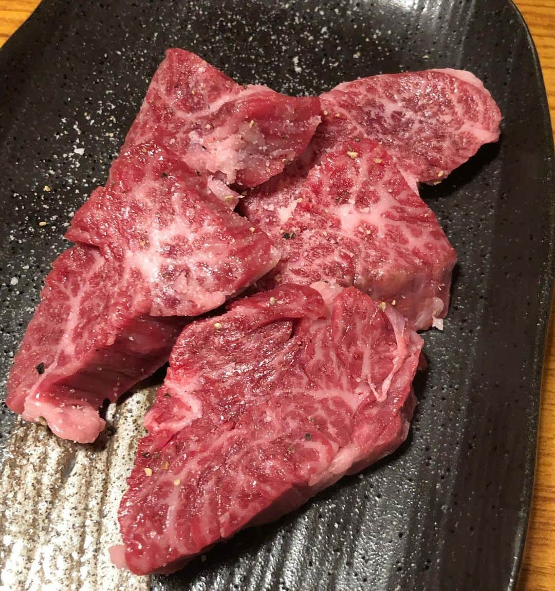 甘糟記子さんのインスタグラム写真 - (甘糟記子Instagram)「夕方沖縄に着いて、レンタカーして夕飯へ！  もちろん焼肉（笑）  石垣島に来る時は毎晩焼肉\(//∇//)\  石垣島と言えば石垣牛！  実は焼肉屋の激戦区なのです( ^ω^ )  初日は毎回行く、たけさん亭！  焼肉屋さんて、うみぶどうとか沖縄っぽい物を置いてるお店が少なくて、ここはそういうのも食べられるし、お肉もコスパ良く美味しいし、机に置いてある特製の味噌だれみたいなのが最高に美味しい！！  石垣牛も美味しいけど、沖縄豚も最高！  豚は味噌焼きで。  は〜幸せすぎる。  そしてノンアルコールビールもオリオン！  沖縄って実感してきますね！  #石垣島#たけさん亭#焼肉#石垣牛#秋休み#オリオンビール #甘糟旅行石垣島#甘糟旅行」11月8日 10時20分 - norihey924