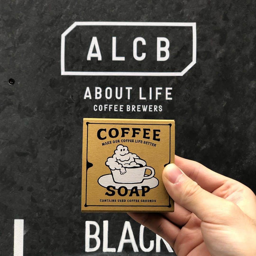 ABOUT LIFE COFFEE BREWERSさんのインスタグラム写真 - (ABOUT LIFE COFFEE BREWERSInstagram)「Original coffee soap is available at ALCB!!! Coffee grounds which we used for espresso are material of this soap. Have a coffee and wash hands!  オンラインで販売をしていたコーヒー石鹸がALCB店頭でも販売開始しました！ 今回素材にしたのはエスプレッソ抽出後に出たコーヒーカスです。 オニバスコーヒー、ALCBではラテやアメリカーノを作る際、1杯あたり約18〜20gのコーヒーを使っています。 お茶と違ってコーヒーの抽出は1回限り。 いつもは廃棄するしかないこのコーヒーカスを素材としてアップサイクルしたものがこのコーヒー石鹸です🧼☕️ @coffeefreakproducts さんとコラボレーション。売上の一部はコーヒー豆の生産者に還元する活動もされています。 使用感も良く、オリジナルで作ってもらったパッケージも素敵なのでプレゼントにもおすすめですよ🛁  #onibuscoffee #onibuscoffeeyakumo #onibuscoffeenakameguro #aboutlifecoffeebrewers #ratioandc #myown_handmadecakes﻿ #specialtycoffee」11月8日 10時23分 - aboutlifecoffeebrewers