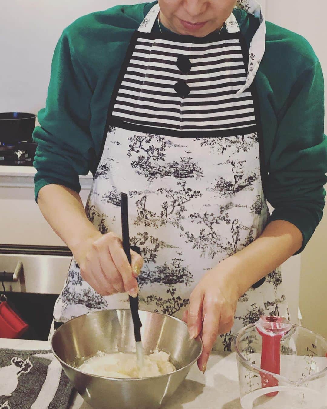 真藤舞衣子さんのインスタグラム写真 - (真藤舞衣子Instagram)「ゆみちゃんのご子息ゆうちゃんの7歳のbirthdayはゆうちゃんが大好きなピッツアを作りたいとのリクエストで、出張プライベート料理教室でお祝い🥂✨ こねないピッツアは本当に簡単で軽くて美味しいので、食べたいなと思った時にすぐに作ることができるのがポイント。 松茸とグレートリュフなど用意しました〜✨  ほかに簡単にできる野菜料理と エスコミート @eskomeat で買った抗生物質不投与、メスの黒毛和牛をフライパンでゆっくりと中までロゼに焼き上げ、グレートリュフをかけて。 甘味と旨味とミルキーな味わいはもっと噛み締め味わいたくなる。  そして7歳のバースデーケーキはete のマンゴーケーキ。さすがセレブだわ✨ ゆうちゃんおめでとう！  #出張料理教室 #プライベート料理教室」11月8日 10時33分 - maikodeluxe