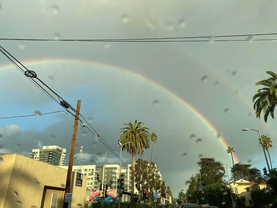 アビゲイル・スペンサーさんのインスタグラム写真 - (アビゲイル・スペンサーInstagram)「Somewhere over the rainbow Skies are blue And the dreams that you dare to dream Really do come true.  #LosAngeles #bidenharris2020 #lovewins #lovetrumpshate 🌈💙🙌🏽.」11月8日 10時28分 - abigailspencer