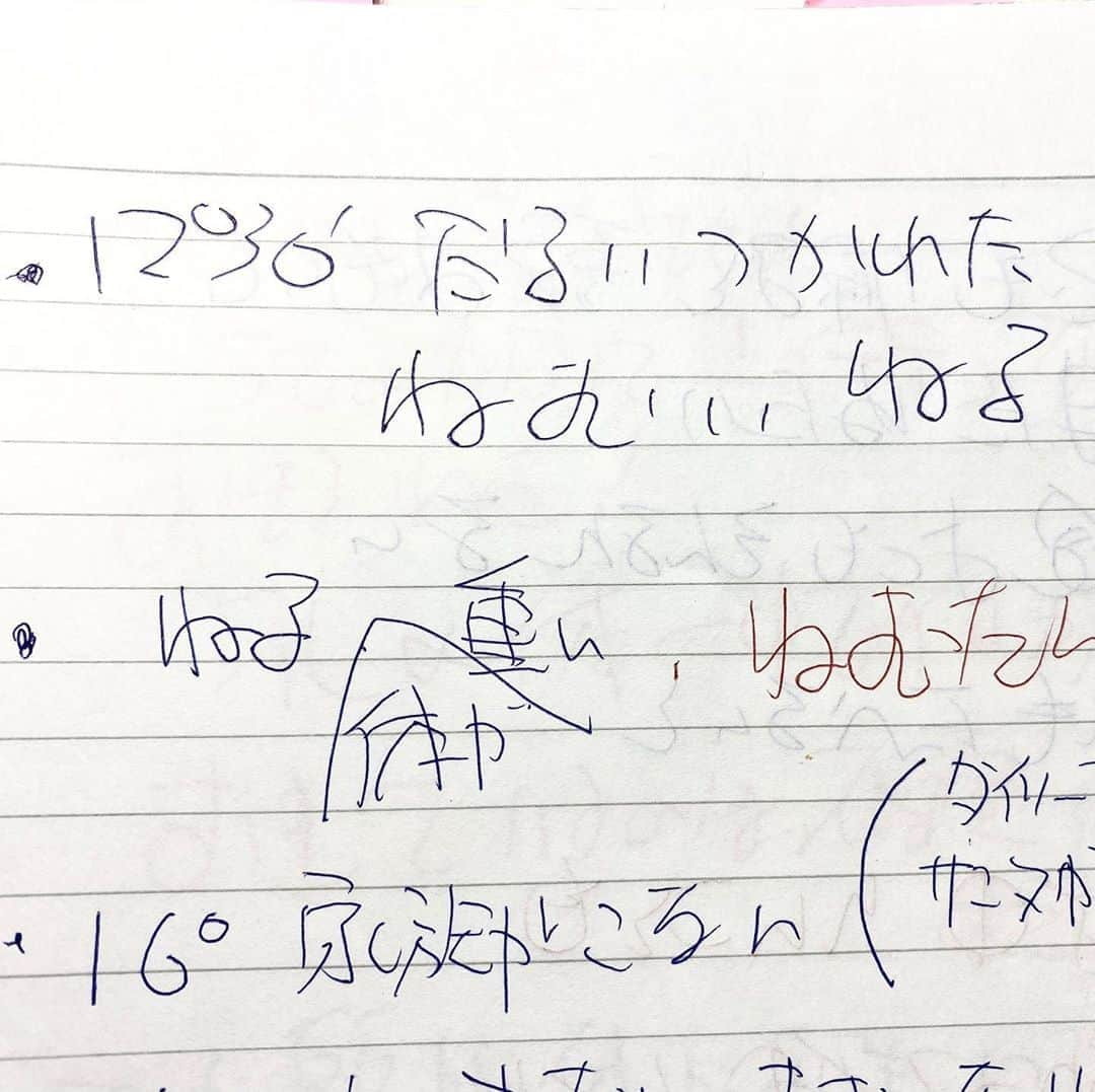 笠井信輔さんのインスタグラム写真 - (笠井信輔Instagram)「ついに、本を書きあげました   タイトルは、 「生きる力 ～引き算の縁と足し算の縁」 です  実は、精神的に非常に厳しかったのは、体調不良を起こしてから、悪性リンパ腫と診断が下るまでの4カ月間でした 　 「がんではない」と診断が下るのに、体重はどんどん減り、体調は悪化するばかり…  そうした不安の中、私は何を思い、どう立ち向かっていったのか、 この本には ブログやInstagramを始める前のことも、かなり細かく書かせていただきました   実は、これまでブログなどでも公表していませんでしたが、 私は毎日「入院日誌」を書いていました それは文章と言うよりもその時その時の思いを書き殴っていた雑記帳です   あまりにも感情的すぎて、 公表できませんでしたが、 完全寛解というところに辿り着けた今、 どこかの誰かの役にたつことがあるかもしれない、という思いもあって、 その赤裸々な入院日誌の中身も合わせて、 『生きる力』に書かせていただきました   家族が私の危機に対して、どのように対応してくれたのかも詳しく書かせていただきましたが、 この本を書く大きな原動力になったのは、 みなさんから寄せられた 本当にたくさんのコメントなのです   1日1000件以上になることもあったみなさんからのコメントは 苦しかった入院生活の中で、どれだけ私を励ましてくれたことでしょう！…  励ましてくださった、おひとりおひとりに 支えられ、生きる力をいただいた日々だったのです   みなさんには感謝しかありません   思えば、「とくダネ！!」時代は、報道機関としてSNSの危険性を強く訴えてきました   しかし今回、私は「SNSの光」を強く感じたのです   こんなにも絆を強め、そして励まし、力をくれるものだと言うことを 初めて体験しました   そのことを多くの人に知ってもらいたくて、 自分に大きな力を与えてくださったみなさんのコメントも 一部掲載させていただく形で、この本は出来上がりました   これは普通の闘病記ではありません   この本では、最も困難と向き合っていた時期に 私が何を考えて、どうしようとしていたかを なるべくそのままの形で皆さんに読んでいただきたくて  「新たな書き下ろし」 「ブログ」 「Instagram」 「入院日誌」 「みなさんからのコメント」  を、合わせて構成し、1つのエッセイにしました   自分でしか作り上げられないと確信しましたので、 全て完全に自分で書きあげました （なので少々時間がかかってしまいました）   大病を患ってしまった時、 どんなふうに先生方と向き合えばいいのか 入院中に負けそうなってしまう時の、 私なりの乗り越えるコツも入ってます   人生に挫折してしまいそうになった時、困難に立ち向かう時、 どんなふうに気持ちを持ってゆき「生きる力」を発揮して行けばいいのか？   病気でない方にも参考になるような本になればいいなと思っています   「生きる力～引き算の縁と足し算の縁」（KADOKAWA）は、 書店では11月18日発売です   アマゾンでは、今すぐ予約することができ 発売直後にご自宅に届きます よかったらそちらもご利用ください   いままさに、闘いの中にいるみなさんにも  がんサバイバーのみなさんにも そして、 それを知らずにいる幸運なみなさんにも、 《 2人に1人が、がんになる時代》の参考に 手にしていただけたら嬉しいです   ーーーーーーーーーーーーー 「生きる力～引き算の縁と足し算の縁」   第1章 【発覚】このタイミングでなぜ!? 第2章 【入院】それでも前を向く 第3章 【秘訣】「辛い!」を乗り越えるためのヒント 第4章 【起動】コロナと私と#STAY HOME 第5章 【寛解】どん底が教えてくれた「生きる力」   ーーーーーーーーーーーーー  #生きる力  #笠井信輔  #闘病日記  #エッセイ漫画」11月8日 10時29分 - shinsuke.kasai