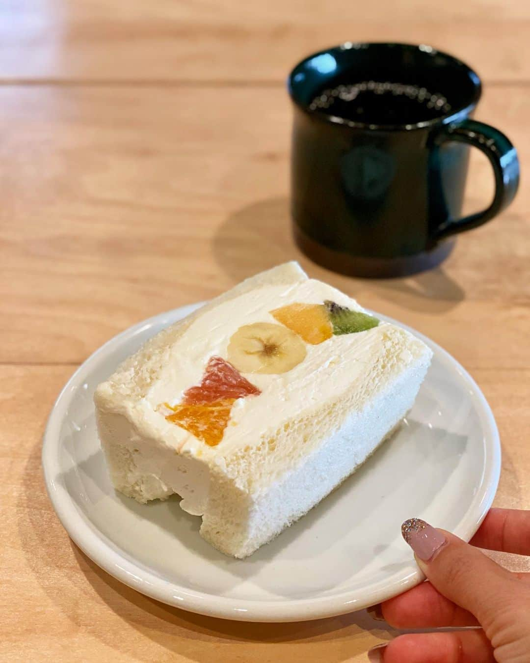 黒田麻理耶さんのインスタグラム写真 - (黒田麻理耶Instagram)「. 約1年ぶりの再訪🥪✨☕️ . 久々に結衣ちゃん(@yuisasano)と 渋谷にある「Tokyo Kenkyo」で朝活🍞☕️ . #フルーツサンド #洋梨の小倉クリームサンド #BLTサンド . 朝からガッツリ、もちろん完食😋💓 ここのサンドイッチ、映えるだけじゃなくて 本当に美味しくてオススメ🙌 店内も居心地が良くてオシャレです☺️ . #TokyoKenkyo  #トウキョウケンキョ #渋谷  #神泉  #南平台 #渋谷カフェ  #渋谷モーニング  #神泉カフェ  #モーニング  #朝食  #カフェ  #カフェ巡り #bakery  #cafe  #morning  #sandwich」11月8日 10時35分 - mariya_kuroda