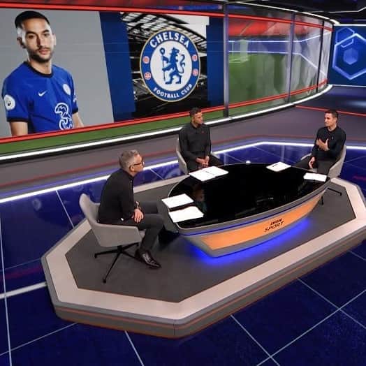ティム・ケーヒルのインスタグラム：「Late night at the office @bbcfootball ⚽📚📺」