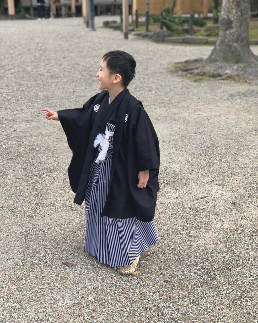 二ノ宮和佳子さんのインスタグラム写真 - (二ノ宮和佳子Instagram)「おめでとう㊗️  #七五三 #大きくなったね #足袋を嫌がり #裸足 #最後はスニーカーで走り回ってましたw #元気でなにより」11月8日 10時40分 - wakako.ninomiya