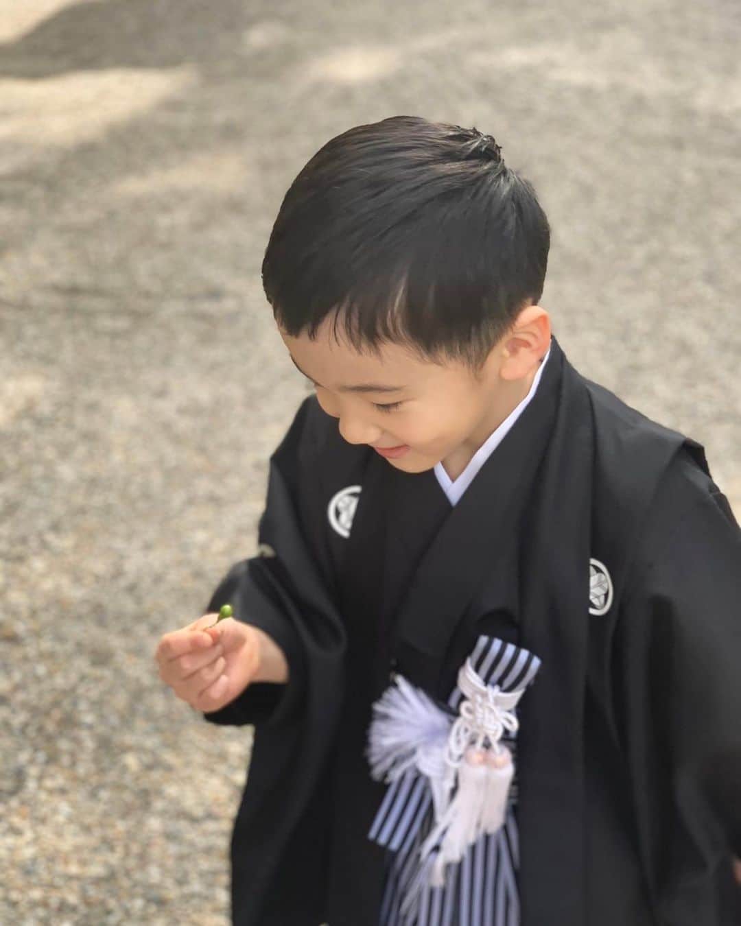 二ノ宮和佳子のインスタグラム：「おめでとう㊗️  #七五三 #大きくなったね #足袋を嫌がり #裸足 #最後はスニーカーで走り回ってましたw #元気でなにより」