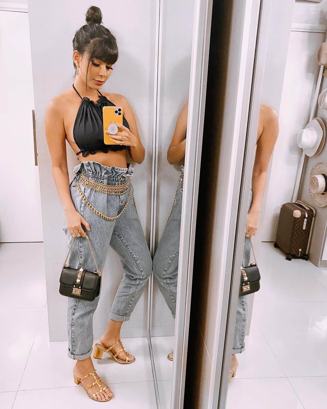 Gabriela Salesのインスタグラム：「Ela acorda o Uó delah kkkk. Lookinho de sábado pra fazer qualquer coisa que não seja jogar among pelo amor de Deus」