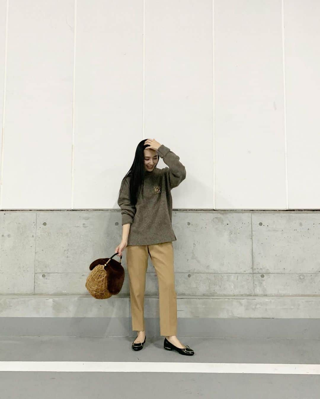 小林さりさんのインスタグラム写真 - (小林さりInstagram)「coordinate ༘* ・ ・ 今日はなんだかブラウンコーデな気分の日でした⋆︎* ・ ・ #ニット……#fifth #パンツ……#plst #くつ………#tods #バッグ……#cachellie ・ ・ コロンとした大きめなカゴバッグを新しくゲットしました◡̈⋆︎* しっかり素材なのにコスパも良いよ*⑅ ・ ・ #ワントーンコーデ #sサイズ #sサイズコーデ #カシェリエ #カゴバッグ #さりの服 #カゴバッグ #ファーバッグ #コーディネート #ベージュコーデ @cachellie_official」11月8日 10時44分 - _____sari