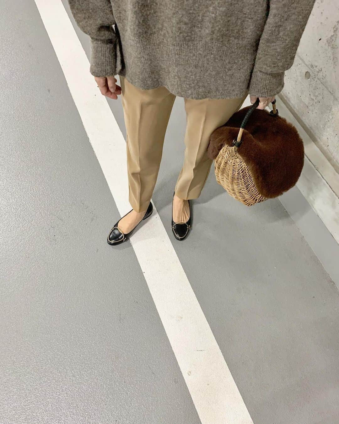 小林さりさんのインスタグラム写真 - (小林さりInstagram)「coordinate ༘* ・ ・ 今日はなんだかブラウンコーデな気分の日でした⋆︎* ・ ・ #ニット……#fifth #パンツ……#plst #くつ………#tods #バッグ……#cachellie ・ ・ コロンとした大きめなカゴバッグを新しくゲットしました◡̈⋆︎* しっかり素材なのにコスパも良いよ*⑅ ・ ・ #ワントーンコーデ #sサイズ #sサイズコーデ #カシェリエ #カゴバッグ #さりの服 #カゴバッグ #ファーバッグ #コーディネート #ベージュコーデ @cachellie_official」11月8日 10時44分 - _____sari