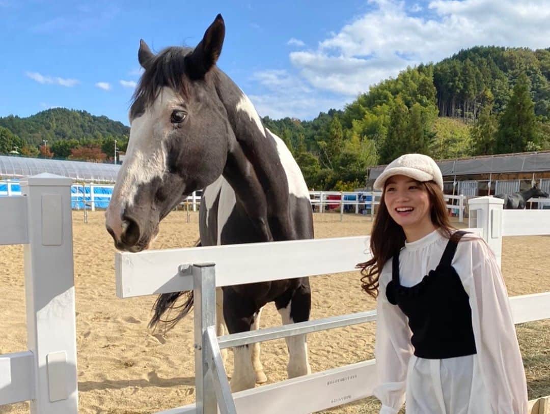 永山飛鳥さんのインスタグラム写真 - (永山飛鳥Instagram)「アヴニールファームでたくさんの馬とふれあってきたよ✨ 近くで馬の顔をみると、すごく優しくて可愛いかった🥕  大阪の和泉市にあるので、お近くの方はぜひ行ってみてね😊  #アヴニールファーム #馬　#牧場　#和泉市」11月8日 10時50分 - asuka_nagayama