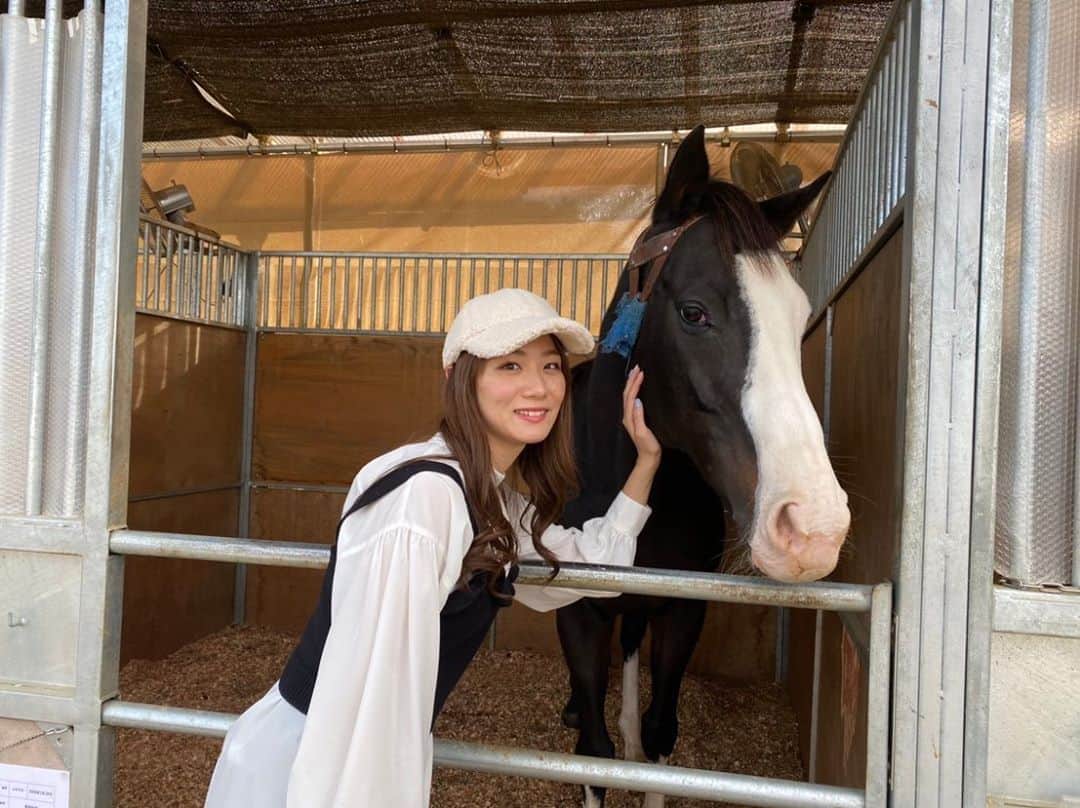 永山飛鳥のインスタグラム：「アヴニールファームでたくさんの馬とふれあってきたよ✨ 近くで馬の顔をみると、すごく優しくて可愛いかった🥕  大阪の和泉市にあるので、お近くの方はぜひ行ってみてね😊  #アヴニールファーム #馬　#牧場　#和泉市」