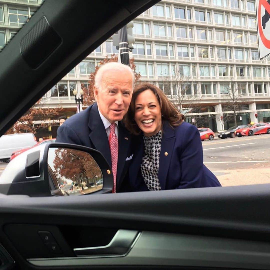 リース・ウィザースプーンのインスタグラム：「Today is a monumental day. No matter what side you are on, let's take a moment to recognize how far women have come in this country. Thinking about all those who shattered glass ceilings and paved the way for a woman to * finally * be Vice President of the United States makes me so emotional. Sojourner Truth. Harriet Tubman. Shirley Chisholm. Ruth Bader Ginsburg. Kamala Harris. I salute them all. And to the young girls of our nation... DREAM BIG. Anything is possible. 🇺🇸」