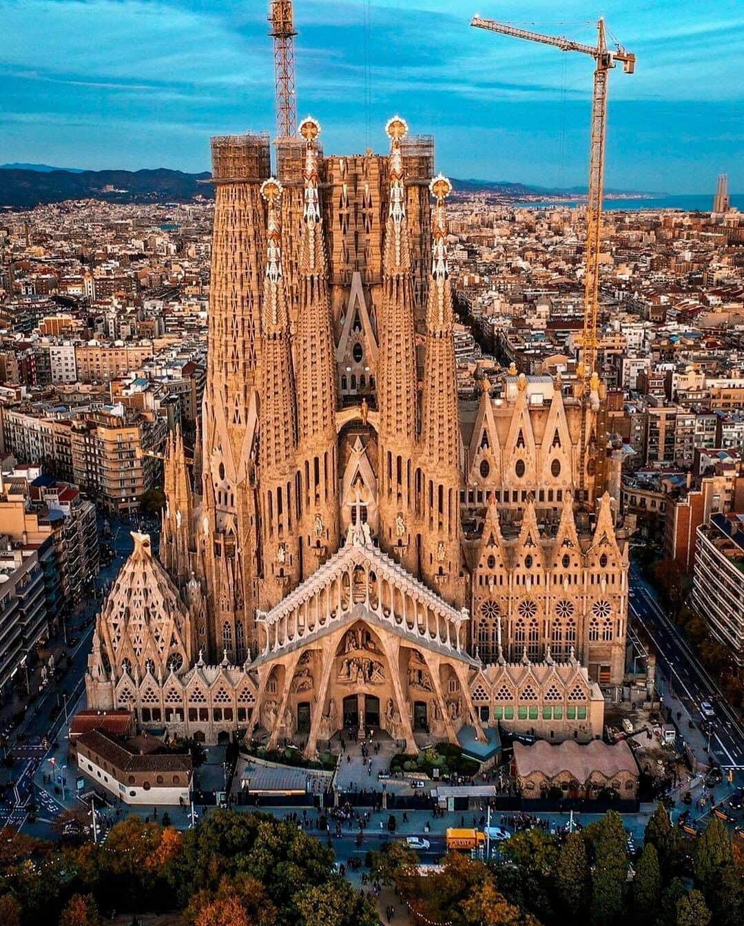 Architecture - Housesさんのインスタグラム写真 - (Architecture - HousesInstagram)「⁣ #Barcelona ARTStecture.🖤⁣ 1,2,3,4,5,6 which ones have you visited?⁣ Which ones would you like to visit soon?😉⁣ Leave your comment below!⁣ ___⁣ 1- Sagrada Familia⁣ 2- The Arc de Triomf⁣ 3- The Temple Expiatori del Sagrat Cor⁣ 4- Hotel W Barcelona.⁣ 5- The Torre Glòries⁣ 6- The Camp Nou⁣ 📍 #Barcelona, Spain⁣ 📷: @world_walkerz⁣ #archidesignhome⁣ ___⁣ #architecture #sagradafamilia #antonigaudi #antonigaudí #spanien #europe #europa #travel #reisen #dronephotography #travelphotography#archilovers ⁣」11月8日 1時50分 - _archidesignhome_