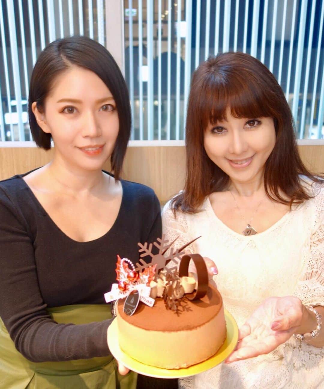 ERYさんのインスタグラム写真 - (ERYInstagram)「ルショコラドゥアッシュのクリスマス新作発表会が渋谷ヒカリエで行われ、アンバサダー3人も参加しました！ 辻口シェフ、若林シェフもいらして直接解説を聞きながら試食させていただき、とっても贅沢で楽しくて美味しい時間でした。  全部美味しく1カットずつぺろりと完食しましたが、私が特に絶対に買いたいと思ったのは、ヒカリエ限定の「ノエルヒカリエ」。 クリスマスリースをモチーフにした真っ赤なケーキで、ツヤッツヤです。 上半分以上はムースとジュレですが、それぞれブラックベリーの酸味やショコラオレの甘さが喧嘩せずに共存しています。 本当に美味しいー。 一番下がザクザクのクッキー生地なので食感も最高です。  銀座本店、ヒカリエ店のどちらでも受け取れる「ノエルショコラ」「ノエルアッシュ」は どちらもスタンダードなチョコレートケーキやショートケーキに見えますが、 甘すぎずどの世代の方にも好まれ、飽きずに最後まで食べ進めてしまう味です。 ノエルショコラの間にサンドされているパッションフルーツのムースが、予想以上にしっかり酸味。  店頭引き渡しのケーキ(いずれも予約はオンラインでも出来ます)だけでなく、お取り寄せが出来て冷凍で届く「クールルージュ」は、 真っ赤なハート型な見た目とは裏腹に中はコクのあるピスタチオのムースとショコラノワール、フランボワーズのムースで丁度良いバランスの美味しさ。  同じくお取り寄せで、大きな「シュトーレン」や、クリスマスまでのカウントダウンを毎日ルショコラドゥアッシュのお菓子で楽しめる 「アドベントショコラボックス」もあります。  銀座か渋谷かお取り寄せか。 ご都合と好みに合わせて選べる今年のノエルコレクション！  もうすぐ発売のショコラやマカロンなどもまだまだありますが、ちょっと熱く語りすぎて長くなったので、また別の投稿にわけますね。笑 #ルショコラドゥアッシュ #lechocolatdeh  #lcdhアンバサダー #ノエルコレクション #クリスマスケーキ #シュトーレン #お取り寄せ #オンライン予約 #渋谷ヒカリエ」11月8日 1時55分 - bass_ery