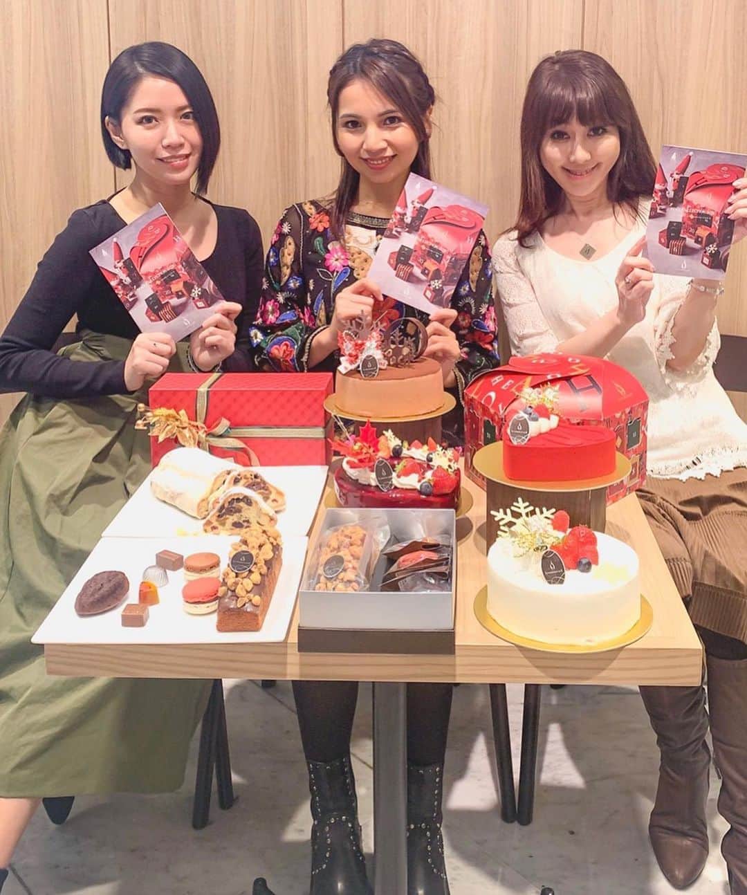 ERYさんのインスタグラム写真 - (ERYInstagram)「ルショコラドゥアッシュのクリスマス新作発表会が渋谷ヒカリエで行われ、アンバサダー3人も参加しました！ 辻口シェフ、若林シェフもいらして直接解説を聞きながら試食させていただき、とっても贅沢で楽しくて美味しい時間でした。  全部美味しく1カットずつぺろりと完食しましたが、私が特に絶対に買いたいと思ったのは、ヒカリエ限定の「ノエルヒカリエ」。 クリスマスリースをモチーフにした真っ赤なケーキで、ツヤッツヤです。 上半分以上はムースとジュレですが、それぞれブラックベリーの酸味やショコラオレの甘さが喧嘩せずに共存しています。 本当に美味しいー。 一番下がザクザクのクッキー生地なので食感も最高です。  銀座本店、ヒカリエ店のどちらでも受け取れる「ノエルショコラ」「ノエルアッシュ」は どちらもスタンダードなチョコレートケーキやショートケーキに見えますが、 甘すぎずどの世代の方にも好まれ、飽きずに最後まで食べ進めてしまう味です。 ノエルショコラの間にサンドされているパッションフルーツのムースが、予想以上にしっかり酸味。  店頭引き渡しのケーキ(いずれも予約はオンラインでも出来ます)だけでなく、お取り寄せが出来て冷凍で届く「クールルージュ」は、 真っ赤なハート型な見た目とは裏腹に中はコクのあるピスタチオのムースとショコラノワール、フランボワーズのムースで丁度良いバランスの美味しさ。  同じくお取り寄せで、大きな「シュトーレン」や、クリスマスまでのカウントダウンを毎日ルショコラドゥアッシュのお菓子で楽しめる 「アドベントショコラボックス」もあります。  銀座か渋谷かお取り寄せか。 ご都合と好みに合わせて選べる今年のノエルコレクション！  もうすぐ発売のショコラやマカロンなどもまだまだありますが、ちょっと熱く語りすぎて長くなったので、また別の投稿にわけますね。笑 #ルショコラドゥアッシュ #lechocolatdeh  #lcdhアンバサダー #ノエルコレクション #クリスマスケーキ #シュトーレン #お取り寄せ #オンライン予約 #渋谷ヒカリエ」11月8日 1時55分 - bass_ery