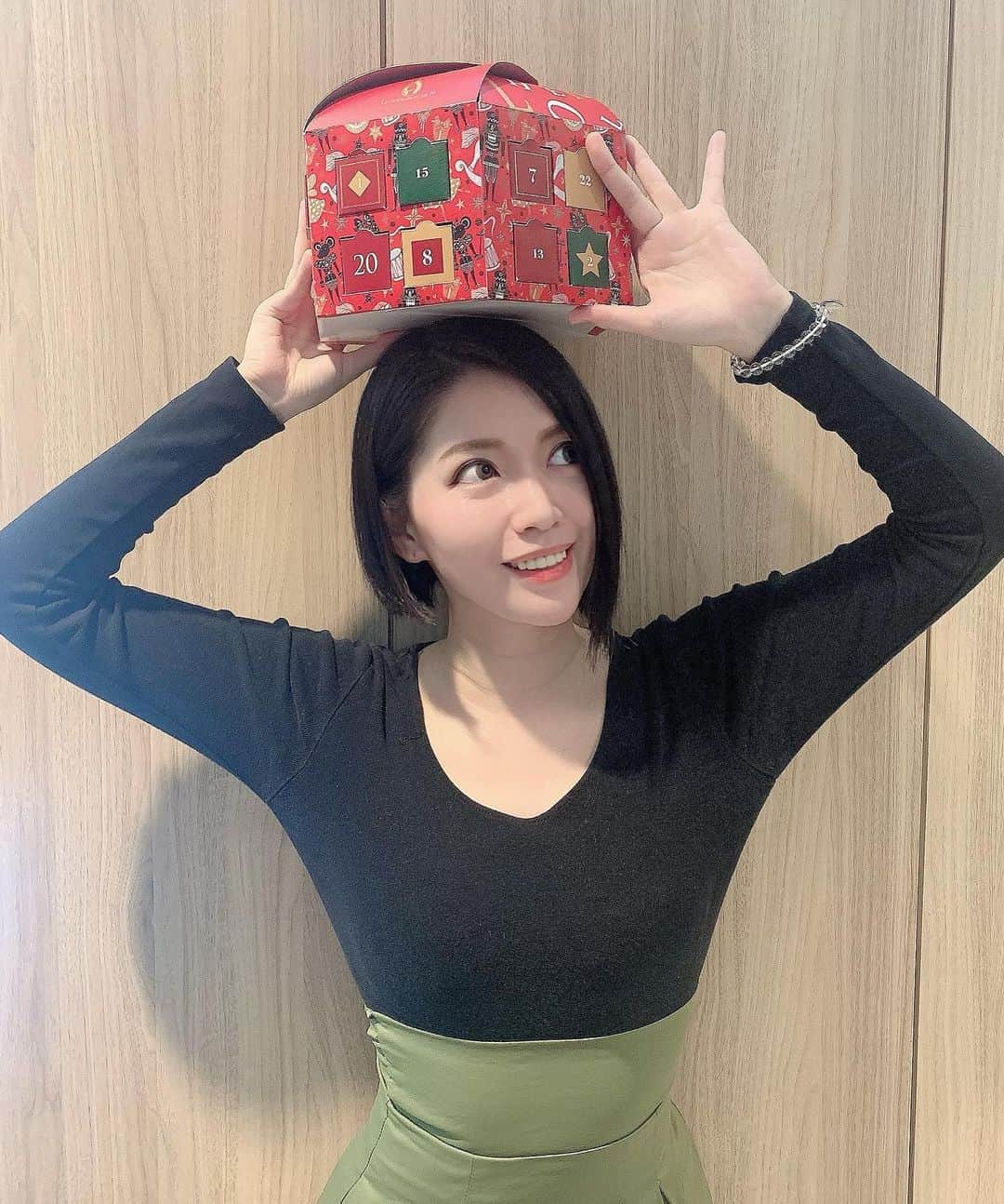 ERYさんのインスタグラム写真 - (ERYInstagram)「ルショコラドゥアッシュのクリスマス新作発表会が渋谷ヒカリエで行われ、アンバサダー3人も参加しました！ 辻口シェフ、若林シェフもいらして直接解説を聞きながら試食させていただき、とっても贅沢で楽しくて美味しい時間でした。  全部美味しく1カットずつぺろりと完食しましたが、私が特に絶対に買いたいと思ったのは、ヒカリエ限定の「ノエルヒカリエ」。 クリスマスリースをモチーフにした真っ赤なケーキで、ツヤッツヤです。 上半分以上はムースとジュレですが、それぞれブラックベリーの酸味やショコラオレの甘さが喧嘩せずに共存しています。 本当に美味しいー。 一番下がザクザクのクッキー生地なので食感も最高です。  銀座本店、ヒカリエ店のどちらでも受け取れる「ノエルショコラ」「ノエルアッシュ」は どちらもスタンダードなチョコレートケーキやショートケーキに見えますが、 甘すぎずどの世代の方にも好まれ、飽きずに最後まで食べ進めてしまう味です。 ノエルショコラの間にサンドされているパッションフルーツのムースが、予想以上にしっかり酸味。  店頭引き渡しのケーキ(いずれも予約はオンラインでも出来ます)だけでなく、お取り寄せが出来て冷凍で届く「クールルージュ」は、 真っ赤なハート型な見た目とは裏腹に中はコクのあるピスタチオのムースとショコラノワール、フランボワーズのムースで丁度良いバランスの美味しさ。  同じくお取り寄せで、大きな「シュトーレン」や、クリスマスまでのカウントダウンを毎日ルショコラドゥアッシュのお菓子で楽しめる 「アドベントショコラボックス」もあります。  銀座か渋谷かお取り寄せか。 ご都合と好みに合わせて選べる今年のノエルコレクション！  もうすぐ発売のショコラやマカロンなどもまだまだありますが、ちょっと熱く語りすぎて長くなったので、また別の投稿にわけますね。笑 #ルショコラドゥアッシュ #lechocolatdeh  #lcdhアンバサダー #ノエルコレクション #クリスマスケーキ #シュトーレン #お取り寄せ #オンライン予約 #渋谷ヒカリエ」11月8日 1時55分 - bass_ery