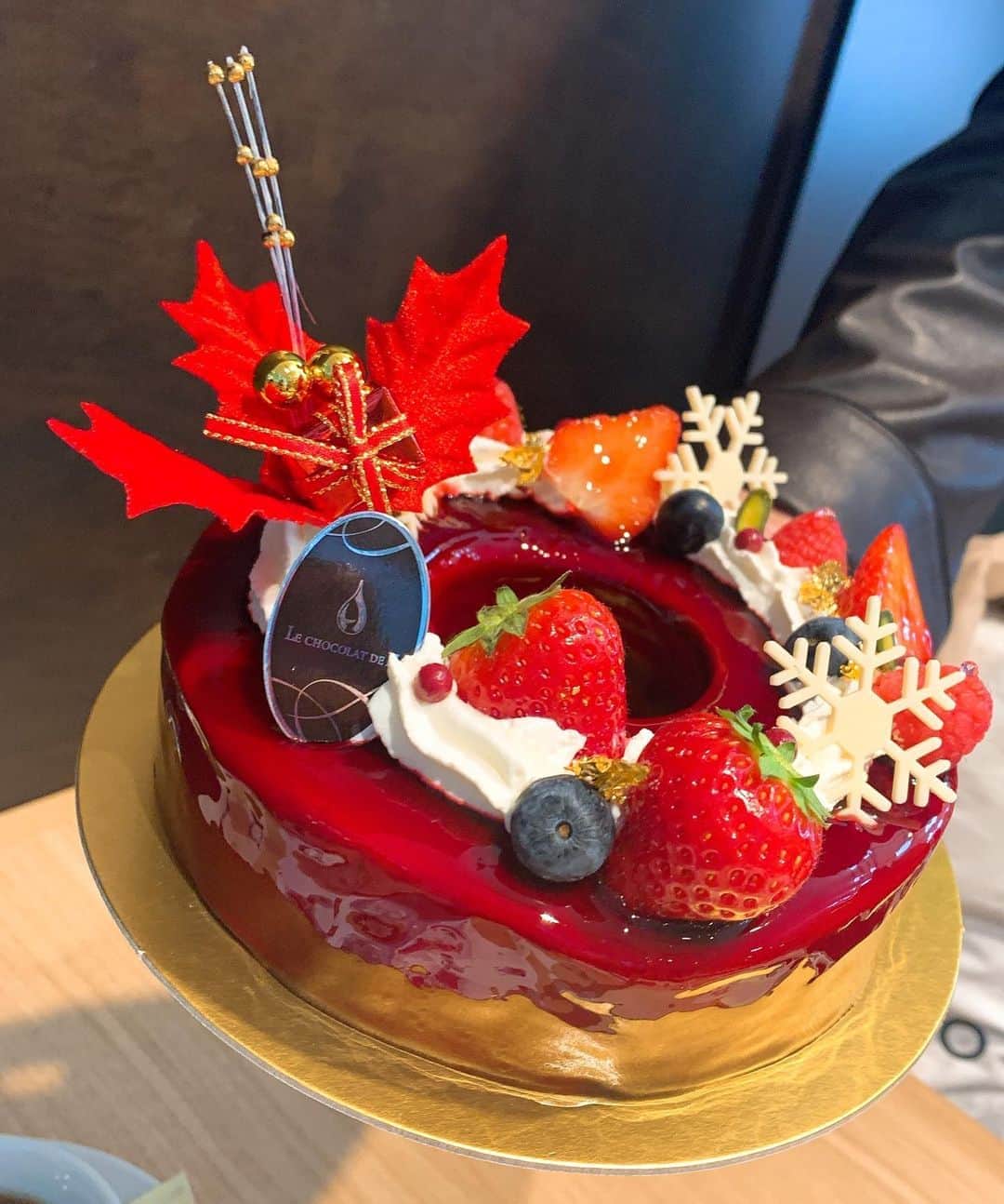 ERYさんのインスタグラム写真 - (ERYInstagram)「ルショコラドゥアッシュのクリスマス新作発表会が渋谷ヒカリエで行われ、アンバサダー3人も参加しました！ 辻口シェフ、若林シェフもいらして直接解説を聞きながら試食させていただき、とっても贅沢で楽しくて美味しい時間でした。  全部美味しく1カットずつぺろりと完食しましたが、私が特に絶対に買いたいと思ったのは、ヒカリエ限定の「ノエルヒカリエ」。 クリスマスリースをモチーフにした真っ赤なケーキで、ツヤッツヤです。 上半分以上はムースとジュレですが、それぞれブラックベリーの酸味やショコラオレの甘さが喧嘩せずに共存しています。 本当に美味しいー。 一番下がザクザクのクッキー生地なので食感も最高です。  銀座本店、ヒカリエ店のどちらでも受け取れる「ノエルショコラ」「ノエルアッシュ」は どちらもスタンダードなチョコレートケーキやショートケーキに見えますが、 甘すぎずどの世代の方にも好まれ、飽きずに最後まで食べ進めてしまう味です。 ノエルショコラの間にサンドされているパッションフルーツのムースが、予想以上にしっかり酸味。  店頭引き渡しのケーキ(いずれも予約はオンラインでも出来ます)だけでなく、お取り寄せが出来て冷凍で届く「クールルージュ」は、 真っ赤なハート型な見た目とは裏腹に中はコクのあるピスタチオのムースとショコラノワール、フランボワーズのムースで丁度良いバランスの美味しさ。  同じくお取り寄せで、大きな「シュトーレン」や、クリスマスまでのカウントダウンを毎日ルショコラドゥアッシュのお菓子で楽しめる 「アドベントショコラボックス」もあります。  銀座か渋谷かお取り寄せか。 ご都合と好みに合わせて選べる今年のノエルコレクション！  もうすぐ発売のショコラやマカロンなどもまだまだありますが、ちょっと熱く語りすぎて長くなったので、また別の投稿にわけますね。笑 #ルショコラドゥアッシュ #lechocolatdeh  #lcdhアンバサダー #ノエルコレクション #クリスマスケーキ #シュトーレン #お取り寄せ #オンライン予約 #渋谷ヒカリエ」11月8日 1時55分 - bass_ery