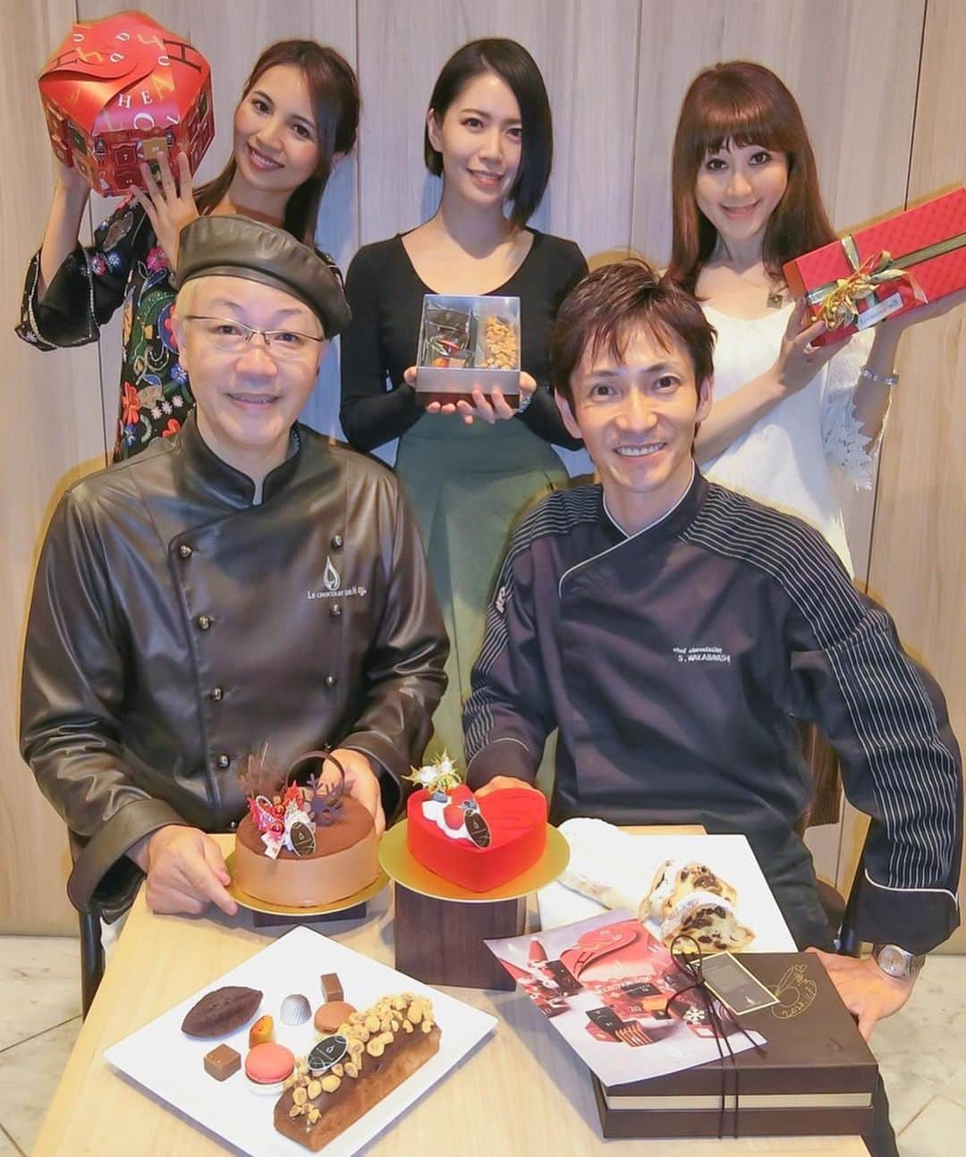 ERYさんのインスタグラム写真 - (ERYInstagram)「ルショコラドゥアッシュのクリスマス新作発表会が渋谷ヒカリエで行われ、アンバサダー3人も参加しました！ 辻口シェフ、若林シェフもいらして直接解説を聞きながら試食させていただき、とっても贅沢で楽しくて美味しい時間でした。  全部美味しく1カットずつぺろりと完食しましたが、私が特に絶対に買いたいと思ったのは、ヒカリエ限定の「ノエルヒカリエ」。 クリスマスリースをモチーフにした真っ赤なケーキで、ツヤッツヤです。 上半分以上はムースとジュレですが、それぞれブラックベリーの酸味やショコラオレの甘さが喧嘩せずに共存しています。 本当に美味しいー。 一番下がザクザクのクッキー生地なので食感も最高です。  銀座本店、ヒカリエ店のどちらでも受け取れる「ノエルショコラ」「ノエルアッシュ」は どちらもスタンダードなチョコレートケーキやショートケーキに見えますが、 甘すぎずどの世代の方にも好まれ、飽きずに最後まで食べ進めてしまう味です。 ノエルショコラの間にサンドされているパッションフルーツのムースが、予想以上にしっかり酸味。  店頭引き渡しのケーキ(いずれも予約はオンラインでも出来ます)だけでなく、お取り寄せが出来て冷凍で届く「クールルージュ」は、 真っ赤なハート型な見た目とは裏腹に中はコクのあるピスタチオのムースとショコラノワール、フランボワーズのムースで丁度良いバランスの美味しさ。  同じくお取り寄せで、大きな「シュトーレン」や、クリスマスまでのカウントダウンを毎日ルショコラドゥアッシュのお菓子で楽しめる 「アドベントショコラボックス」もあります。  銀座か渋谷かお取り寄せか。 ご都合と好みに合わせて選べる今年のノエルコレクション！  もうすぐ発売のショコラやマカロンなどもまだまだありますが、ちょっと熱く語りすぎて長くなったので、また別の投稿にわけますね。笑 #ルショコラドゥアッシュ #lechocolatdeh  #lcdhアンバサダー #ノエルコレクション #クリスマスケーキ #シュトーレン #お取り寄せ #オンライン予約 #渋谷ヒカリエ」11月8日 1時55分 - bass_ery