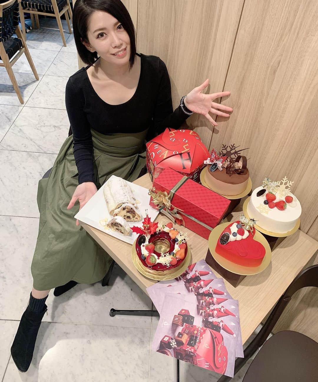 のインスタグラム：「ルショコラドゥアッシュのクリスマス新作発表会が渋谷ヒカリエで行われ、アンバサダー3人も参加しました！ 辻口シェフ、若林シェフもいらして直接解説を聞きながら試食させていただき、とっても贅沢で楽しくて美味しい時間でした。  全部美味しく1カットずつぺろりと完食しましたが、私が特に絶対に買いたいと思ったのは、ヒカリエ限定の「ノエルヒカリエ」。 クリスマスリースをモチーフにした真っ赤なケーキで、ツヤッツヤです。 上半分以上はムースとジュレですが、それぞれブラックベリーの酸味やショコラオレの甘さが喧嘩せずに共存しています。 本当に美味しいー。 一番下がザクザクのクッキー生地なので食感も最高です。  銀座本店、ヒカリエ店のどちらでも受け取れる「ノエルショコラ」「ノエルアッシュ」は どちらもスタンダードなチョコレートケーキやショートケーキに見えますが、 甘すぎずどの世代の方にも好まれ、飽きずに最後まで食べ進めてしまう味です。 ノエルショコラの間にサンドされているパッションフルーツのムースが、予想以上にしっかり酸味。  店頭引き渡しのケーキ(いずれも予約はオンラインでも出来ます)だけでなく、お取り寄せが出来て冷凍で届く「クールルージュ」は、 真っ赤なハート型な見た目とは裏腹に中はコクのあるピスタチオのムースとショコラノワール、フランボワーズのムースで丁度良いバランスの美味しさ。  同じくお取り寄せで、大きな「シュトーレン」や、クリスマスまでのカウントダウンを毎日ルショコラドゥアッシュのお菓子で楽しめる 「アドベントショコラボックス」もあります。  銀座か渋谷かお取り寄せか。 ご都合と好みに合わせて選べる今年のノエルコレクション！  もうすぐ発売のショコラやマカロンなどもまだまだありますが、ちょっと熱く語りすぎて長くなったので、また別の投稿にわけますね。笑 #ルショコラドゥアッシュ #lechocolatdeh  #lcdhアンバサダー #ノエルコレクション #クリスマスケーキ #シュトーレン #お取り寄せ #オンライン予約 #渋谷ヒカリエ」