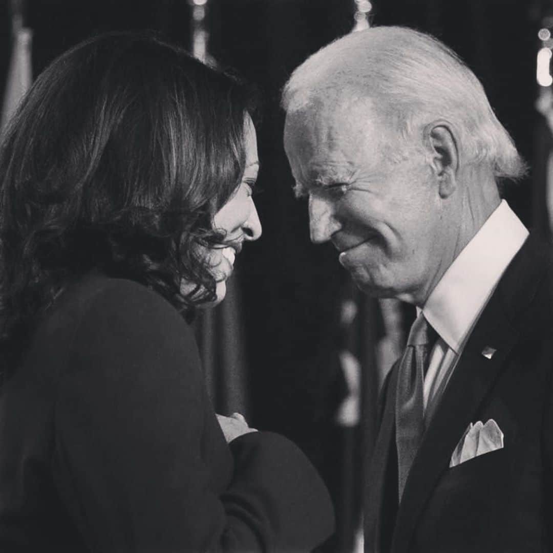 オデット・アナブルのインスタグラム：「An official Congratulations to our new President @joebiden and (FIRST WOMAN!!!) Vice President @kamalaharris. I’m feeling hopeful 🙏🏽❤️💙🇺🇸」