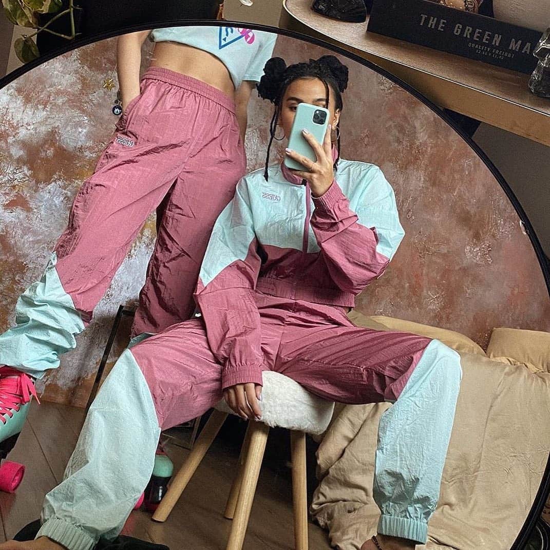 ゲスのインスタグラム：「@guessoriginals fav: the color-block windbreaker & matching joggers 💓 swipe for more #GUESSOriginals」