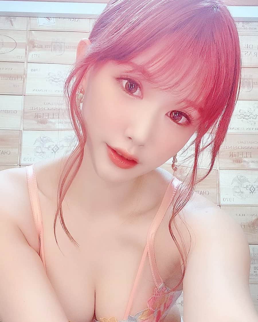 涼宮琴音のインスタグラム：「加工で髪の毛赤くしてみたおやすみ(つ∀-)ｵﾔｽﾐｰ」