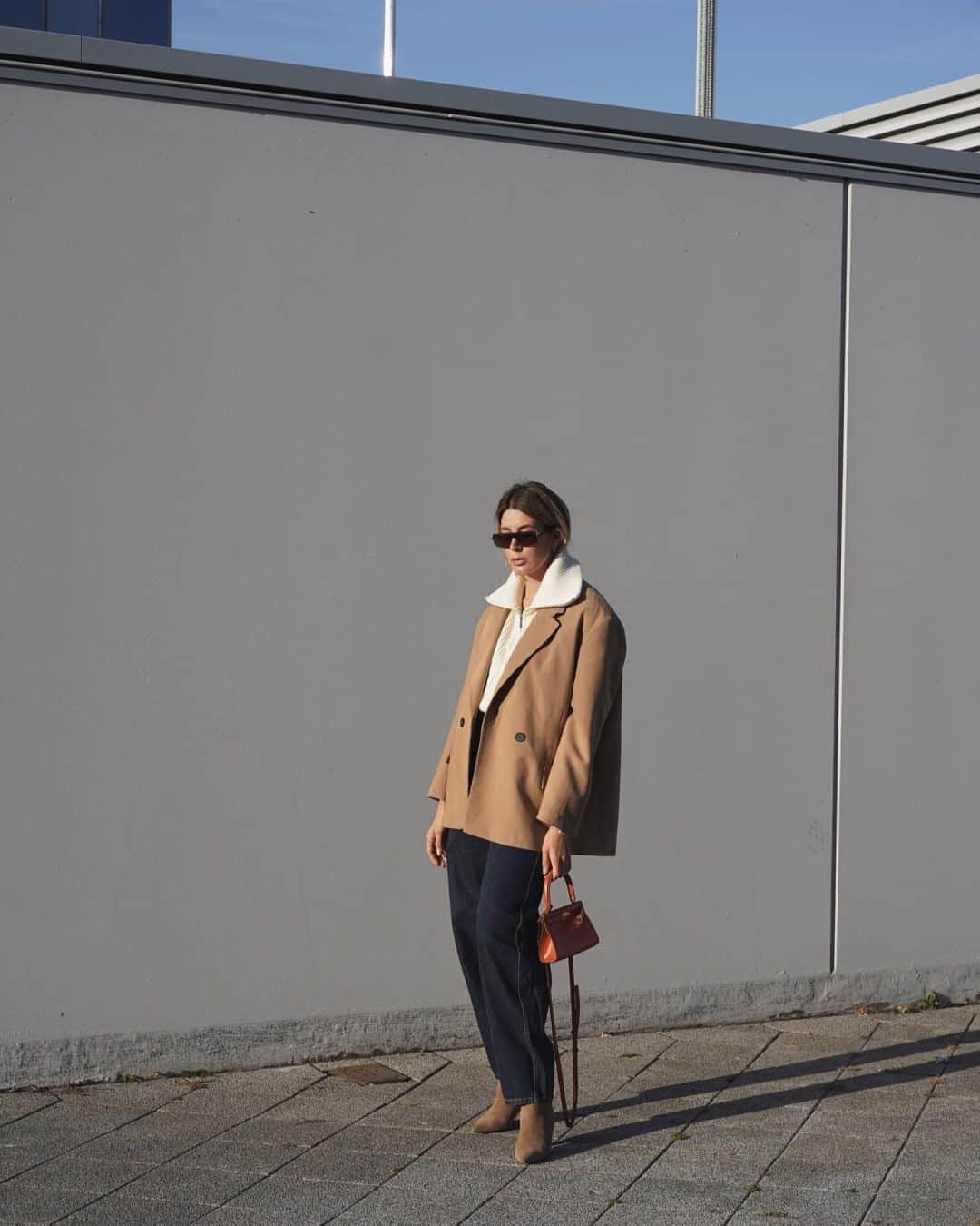 カレントエリオットのインスタグラム：「autumn is calling and we love how @victoriascheu answered  #currentelliott #currentelliottdenim #streetstyle」