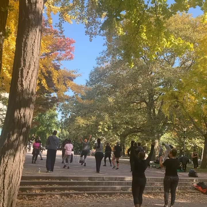 ジェニファー・エスポジートのインスタグラム：「Joy from New York!!!!! The streets go wild for President elect #joebiden and the first female VP #kamalaHarris. Let’s go!」