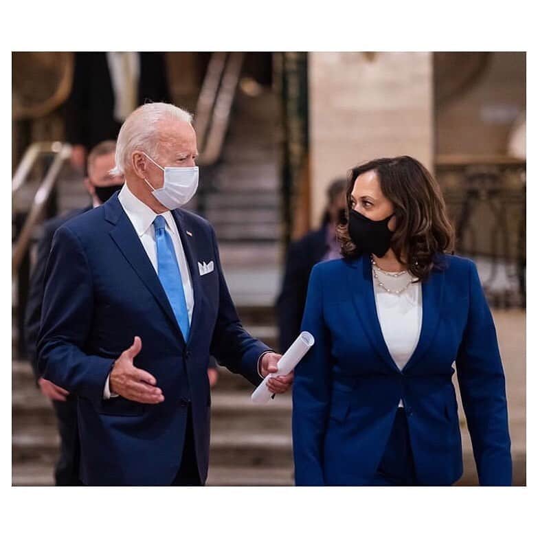 マッタのインスタグラム：「Congrats to @joebiden + @kamalaharris 🥳」