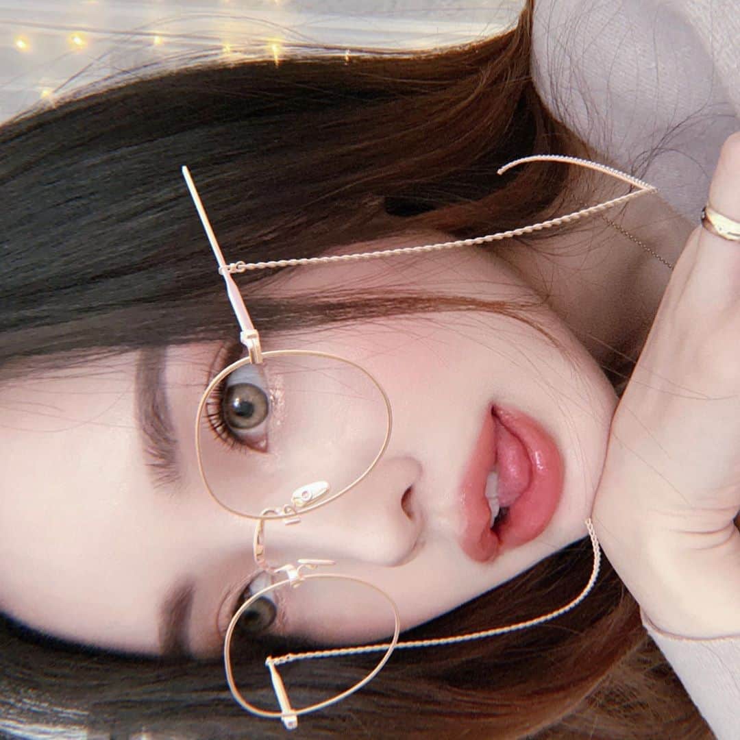 ポニーのインスタグラム：「나라마다 한 주의 시작이 월요일과 일요일로 나뉘는데 여러분은 한 주의 시작이 무슨 요일이라고 생각하세요?🤓  which day is the first day of a week? what do you think?」