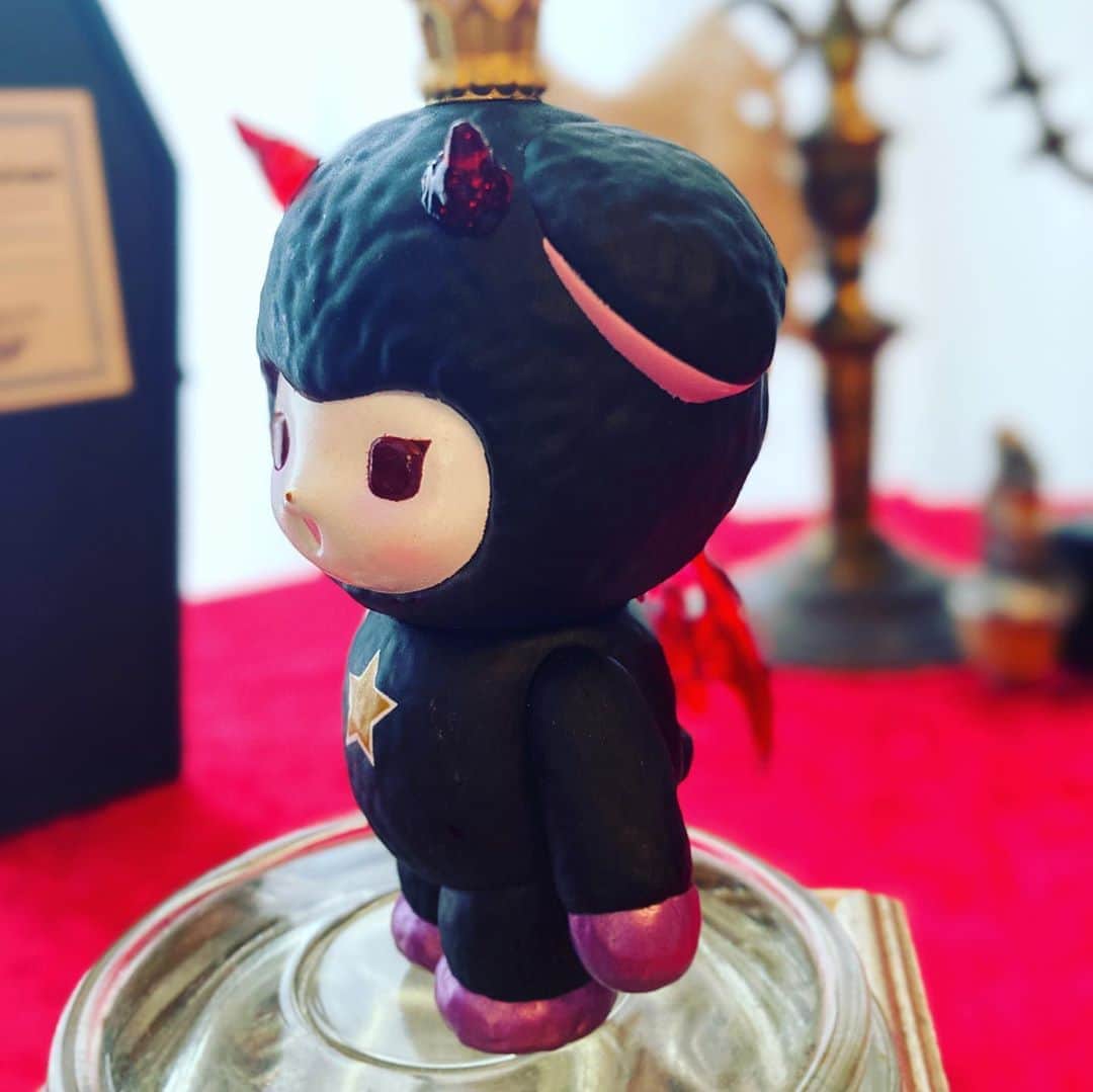 加倉井ミサイルのインスタグラム：「『クックック…🦇😈🦇』  #ワルミミ たちはついに《あくまのツノと翼》の錬成に成功した…！！  地上が悪の帝国に支配される日が近づいた。  AKASHIC RECORDS reprise【wa・ru・mimi】violet/noir ともにsold outとなりました☆  お買い求めいただいたみなさま、ありがとうございました✨🦇😈🦇  #warumimi  #今日のミミちゃん🐏 #todaysmimi🐏 #sofvi #vag22  #medicomtoy #絵本  #manga #cartoon #cartoons  #painting #illustration #art #artwork #artist #picturebooks #Childrensbook #childrenbook #stuffed #softtoy #softtoys #stuffedanimals #stuffedsheep  #sheep #happy」
